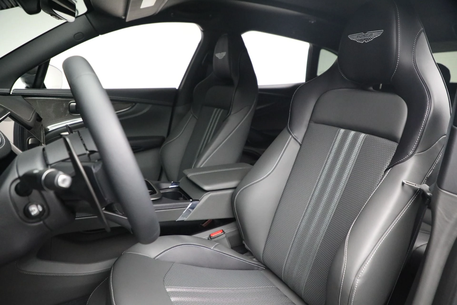 mph013_2905434577_New_2025_Aston_Martin_DBX_707_707_5c4a933740