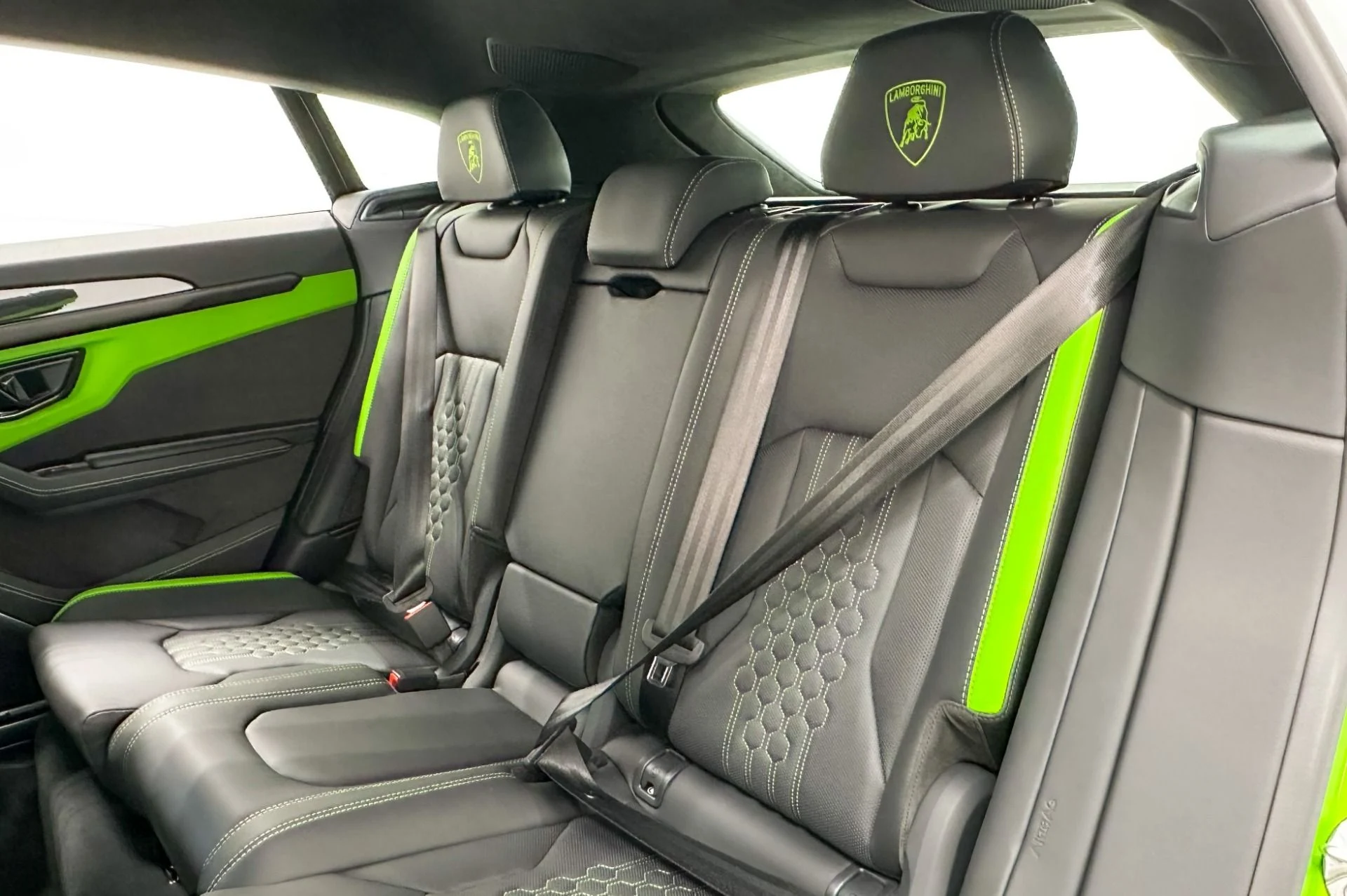 mph013_2920026573_Used_2025_Lamborghini_Urus_SE_Bicolor_Sportive_Interior_870_Miles_789_Horsepower_1772047761_9aa047d587