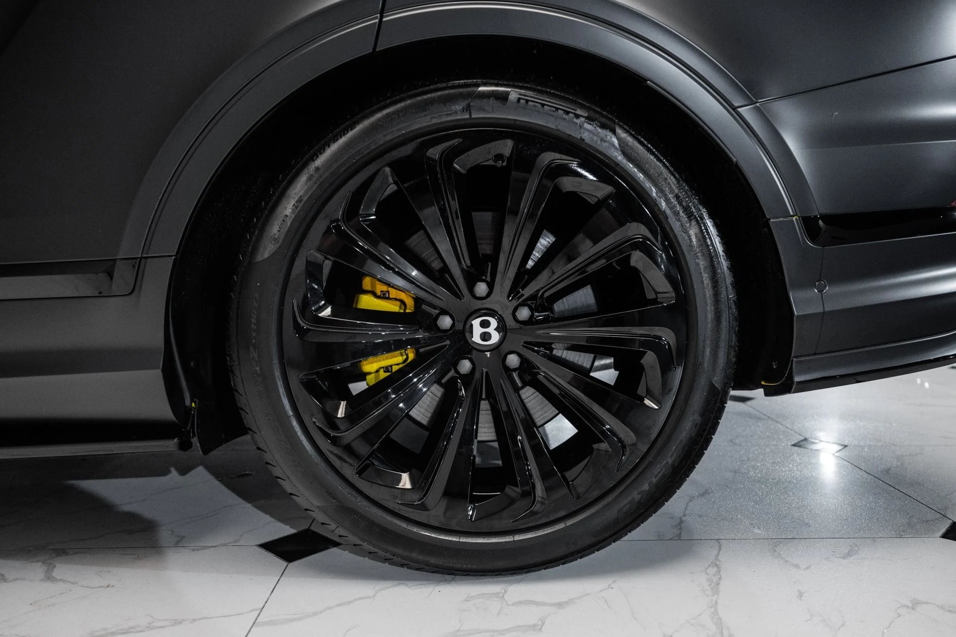 mph013_2920796394_Used_2024_Bentley_Bentayga_Azure_V8_1758720540_a5860fa024