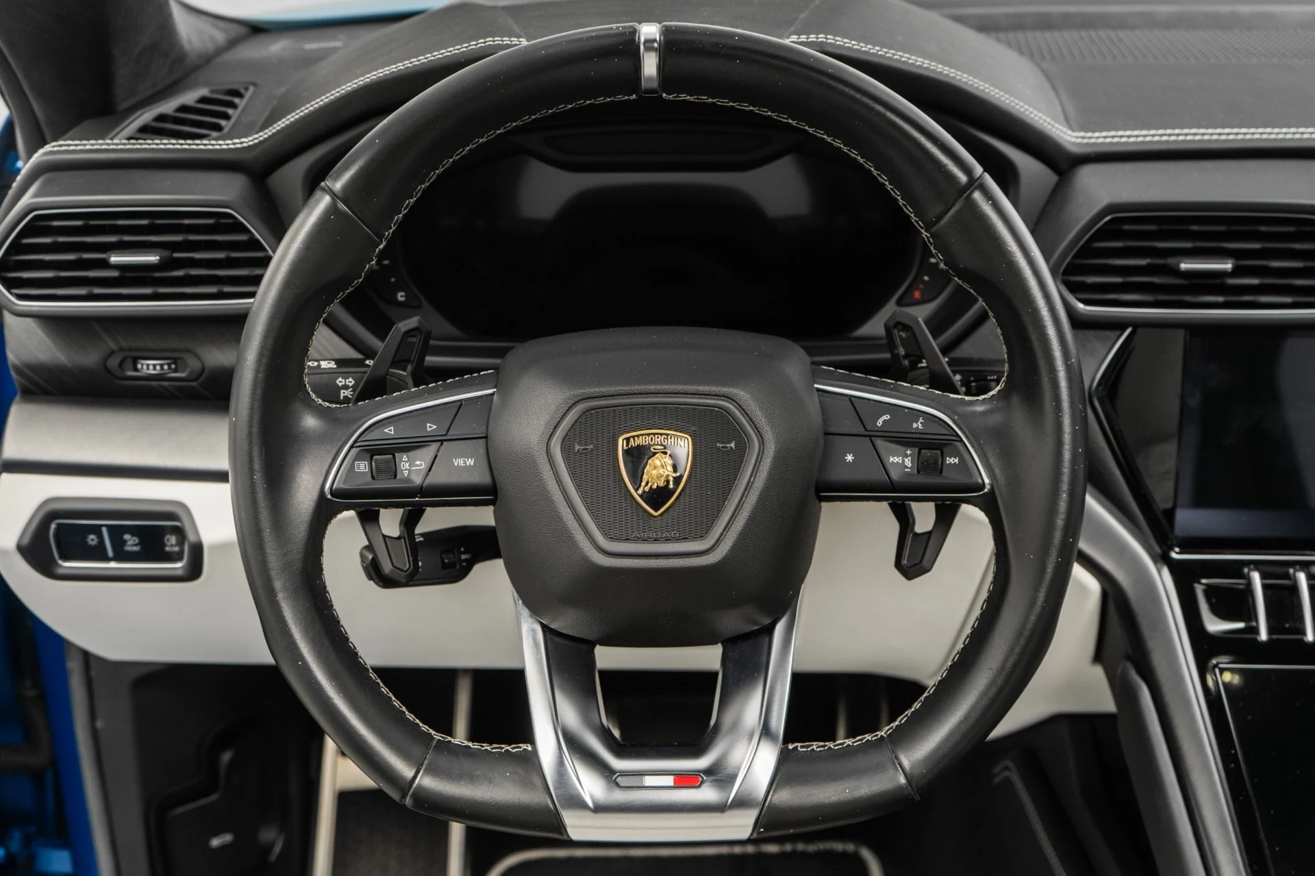 mph013_2931431719_Used_2022_Lamborghini_Urus_1748378978_58e4705410