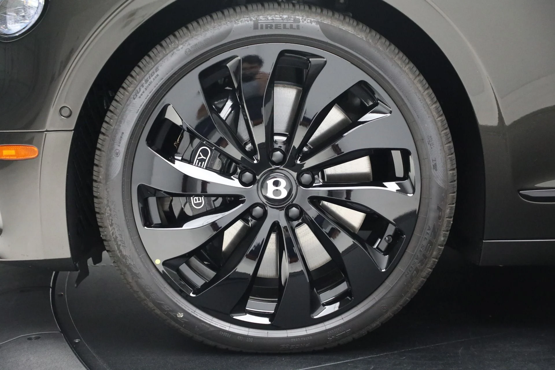 mph013_2948095620_New_2025_Bentley_Flying_Spur_Black_Edition_b471612023