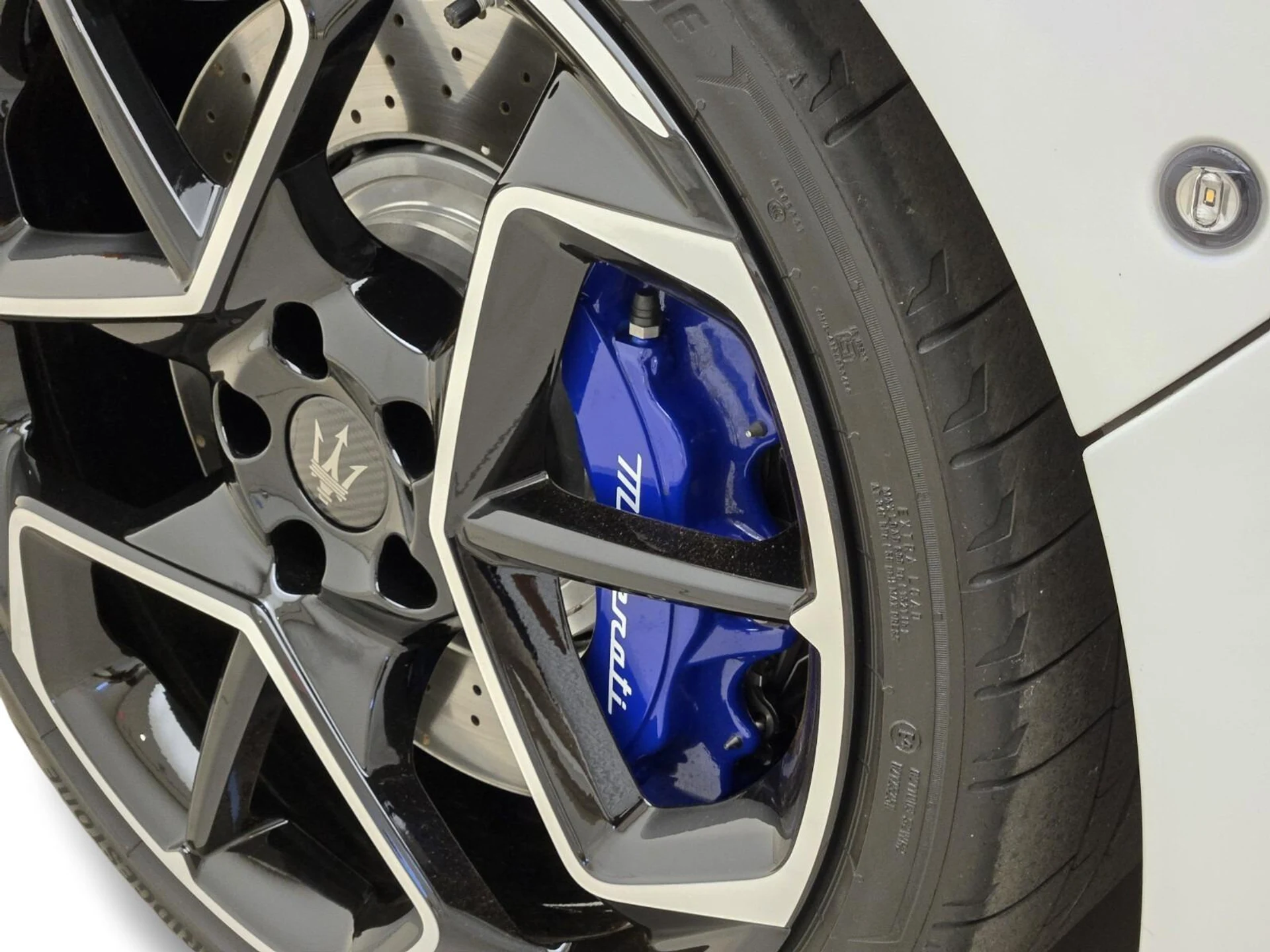 mph013_2959494802_Used_2023_Maserati_MC_20_1762849612_b714311db7