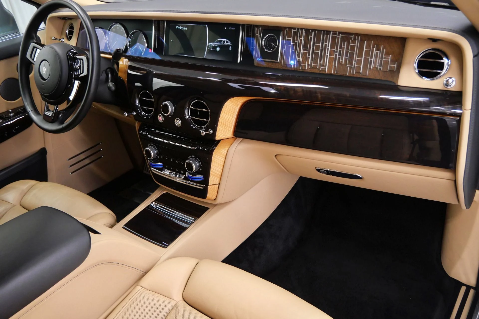 mph013_2965997930_Used_2020_Rolls_Royce_Phantom_1760120905_bc08e9f6d6