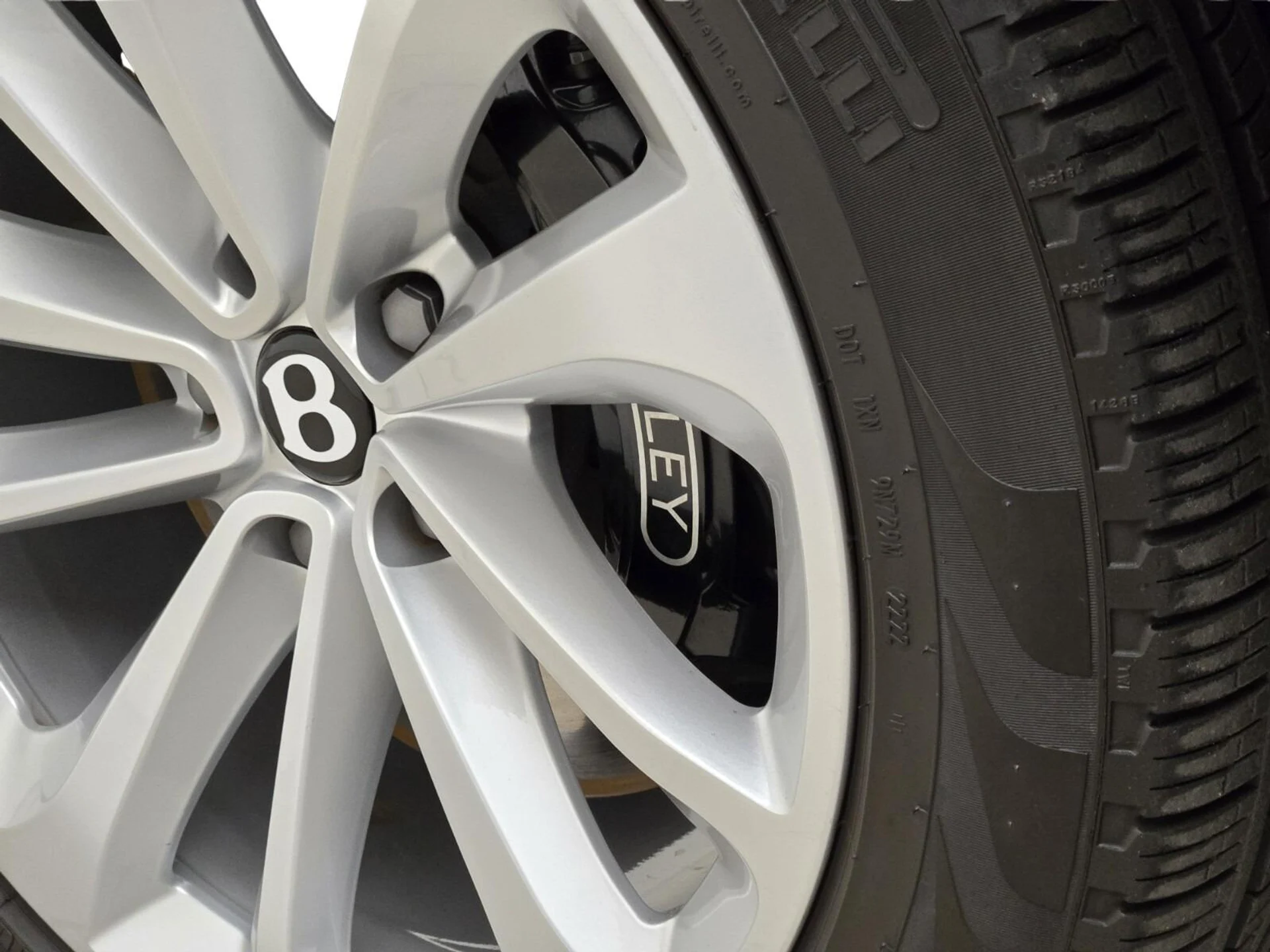 mph013_2967104169_Used_2022_Bentley_Bentayga_V8_1770273838_cb664d0574