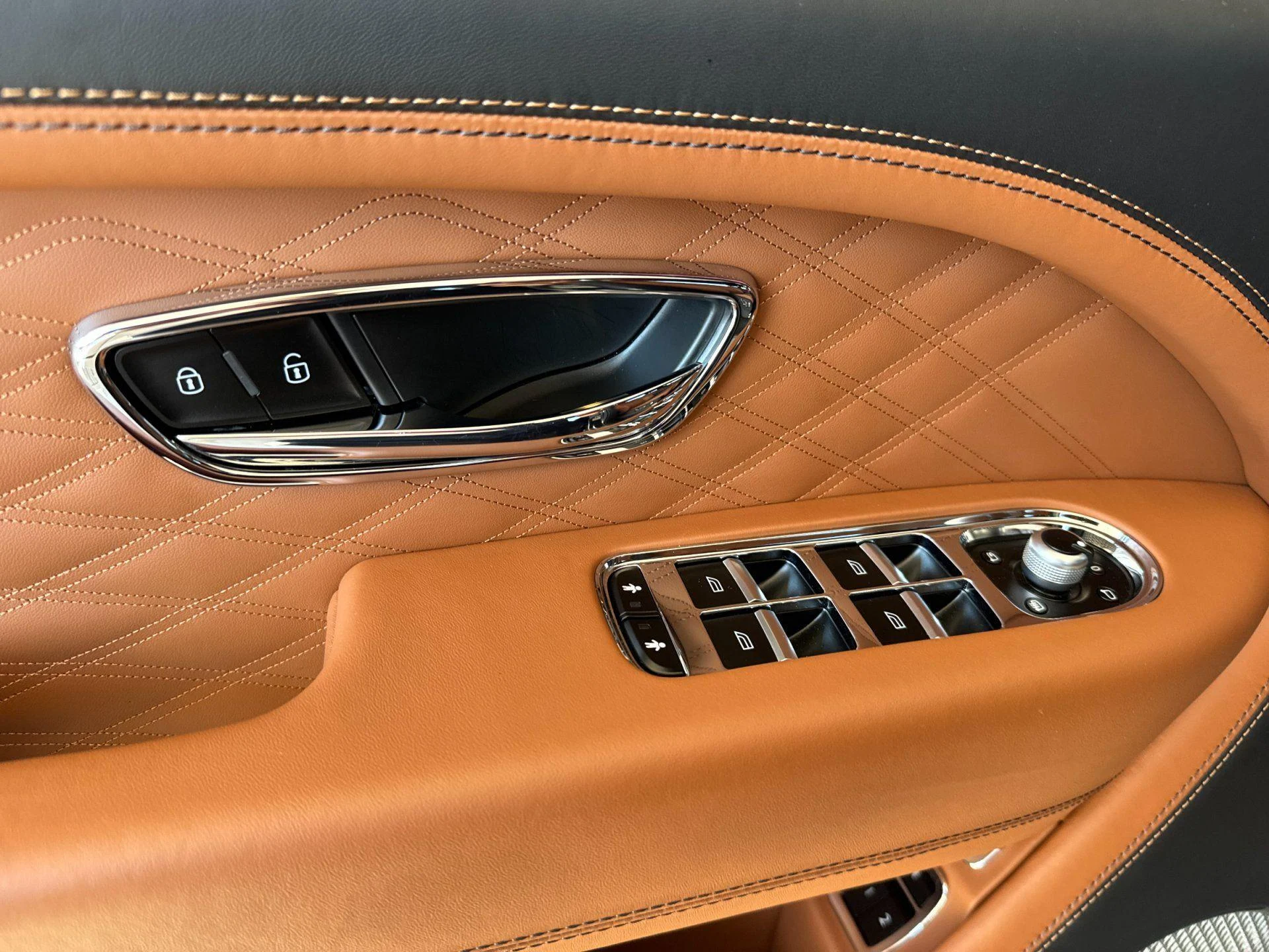 mph013_2970269552_Used_2023_Bentley_Bentayga_EWB_Azure_1786613164_7af3d00c57