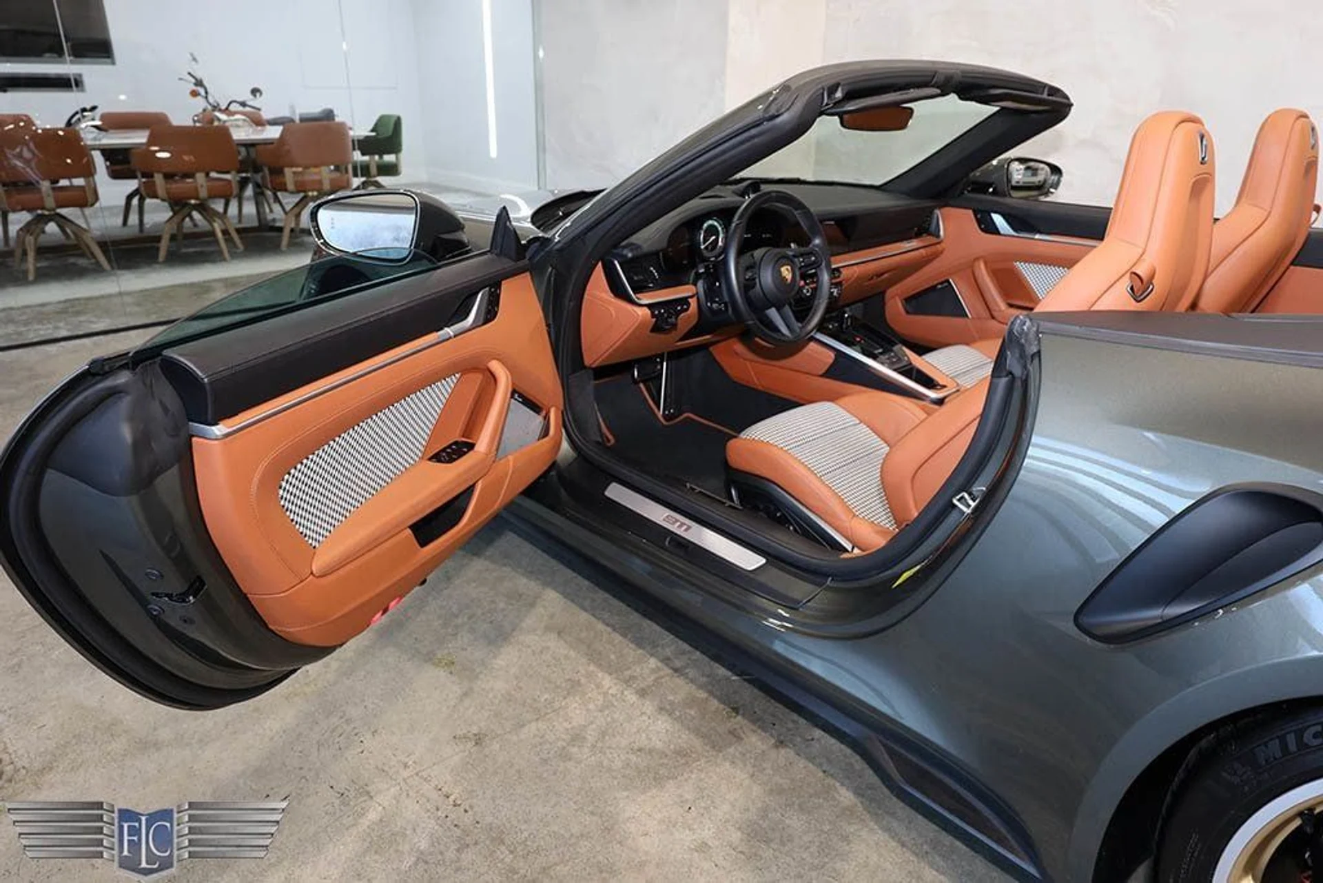 mph013_2986544186_used_2024_porsche_911_turboscabriolet_9689_22927458_14_1024_caad255778