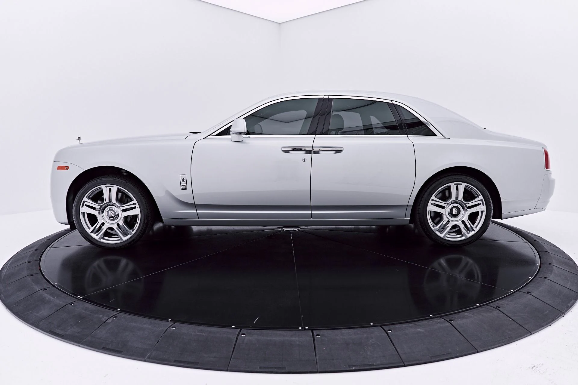 mph013_299770825_Used_2015_Rolls_Royce_Ghost_Base_1783648144_bf9097e6af