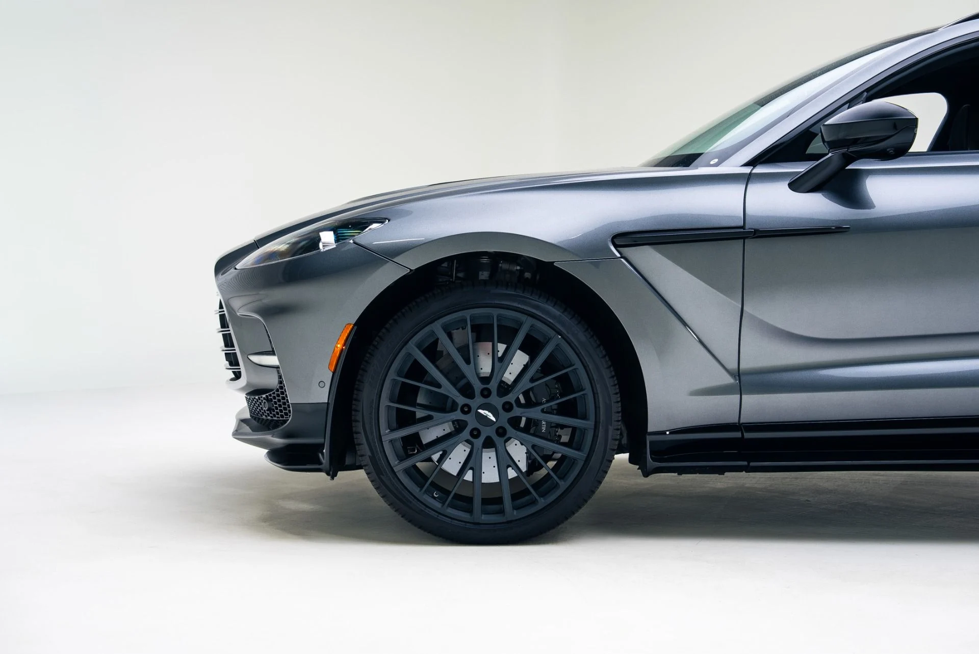 mph013_2997930888_Used_2023_Aston_Martin_DBX_707_1767147113_ba00e9d1d1