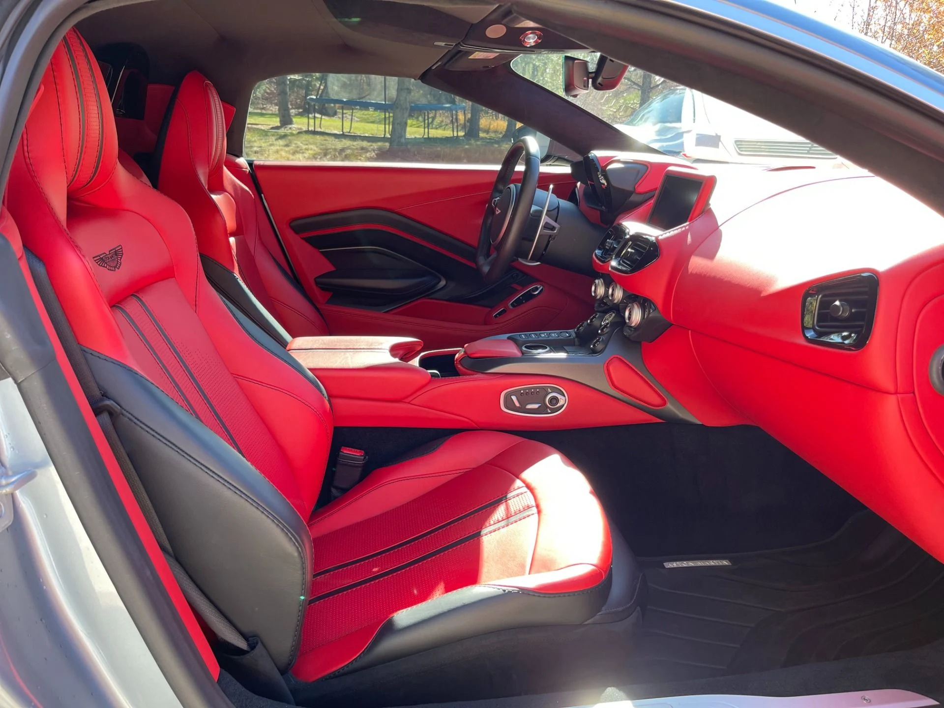 mph013_3004580349_Used_2021_Aston_Martin_Vantage_1762561122_6aa7111ef0