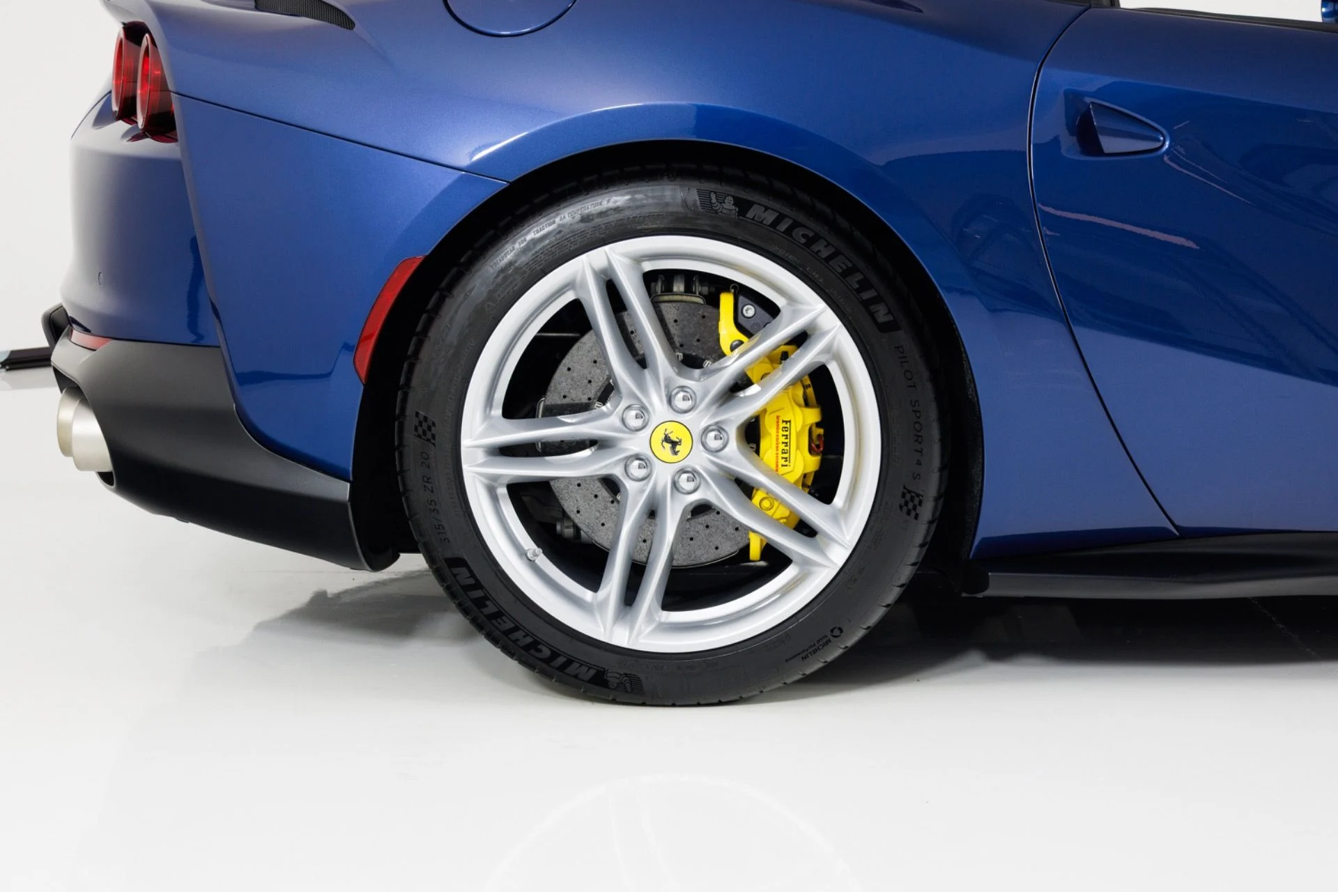 mph013_3009889395_Used_2021_Ferrari_812_GTS_1786404009_c9bc2cd5ea