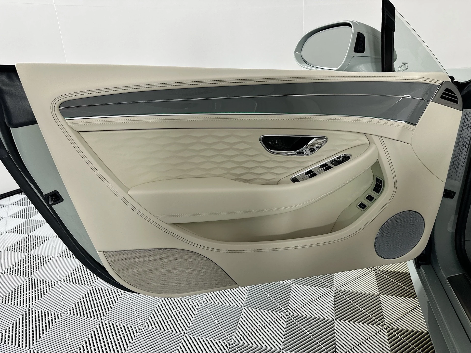 mph013_3025072489_14_143a375b9d