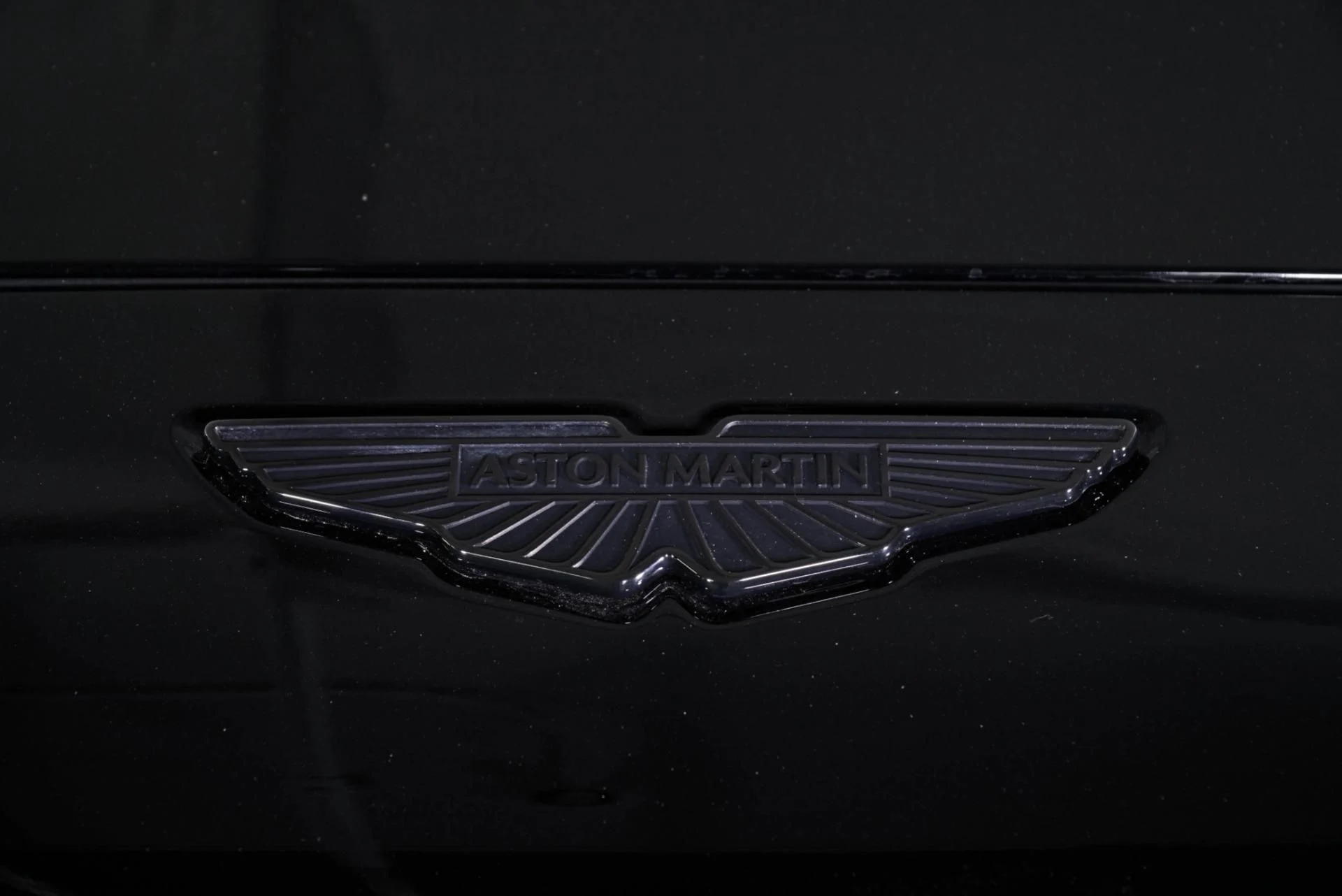 mph013_3036314887_New_2026_Aston_Martin_DBX_707_1765560873_1a45a73025