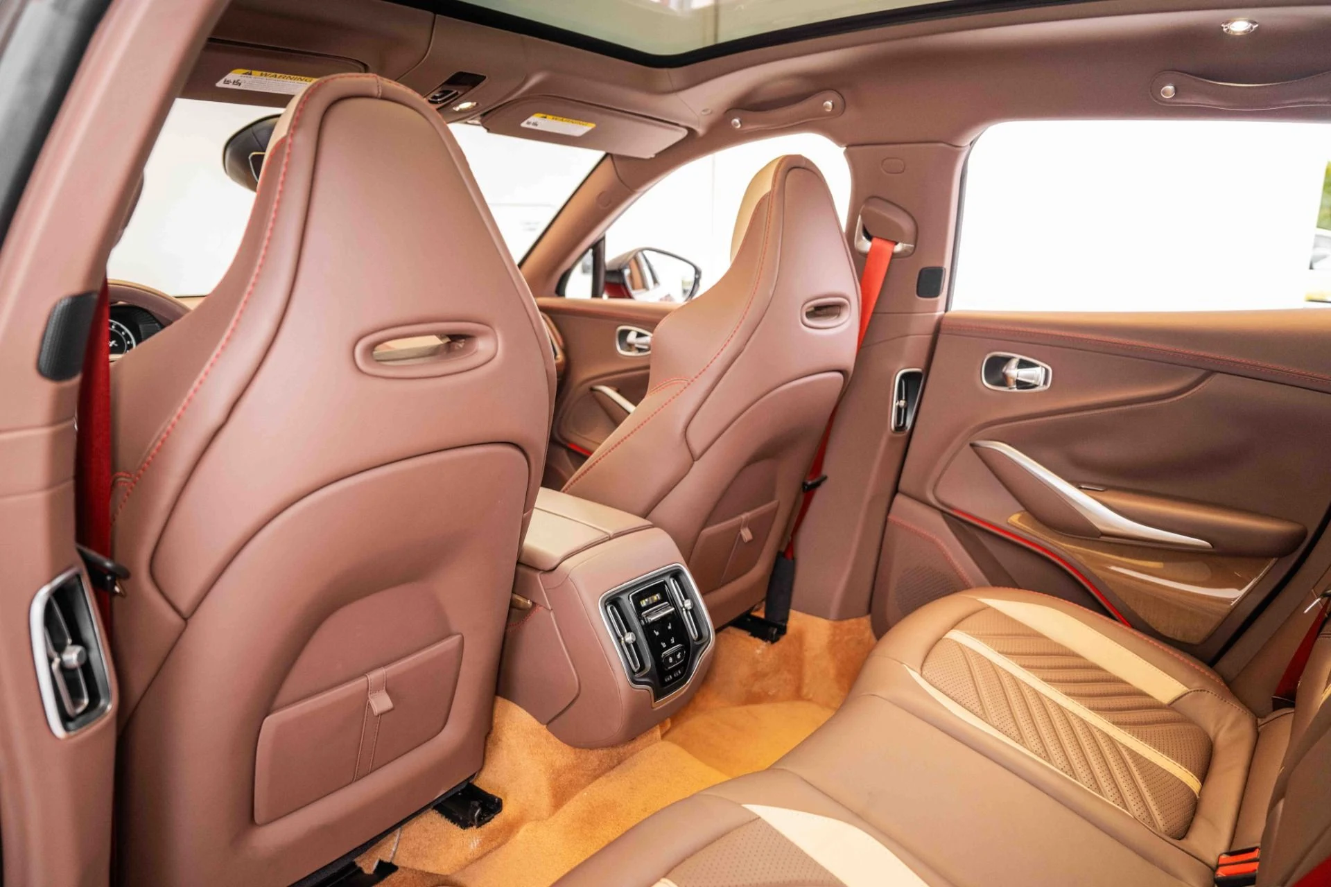 mph013_3042635901_Used_2023_Aston_Martin_DBX_707_1697843884_9d9f9cdba6
