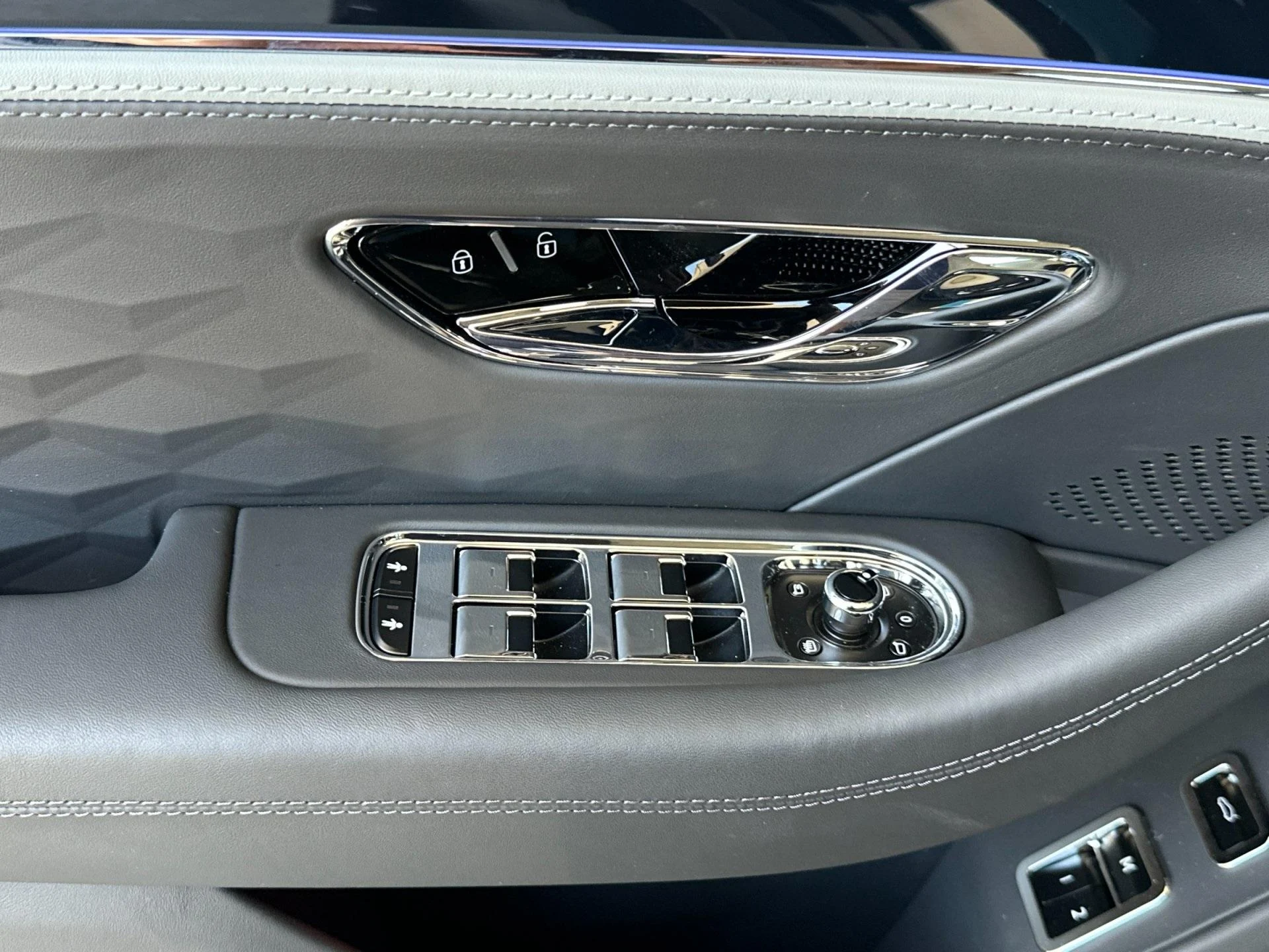 mph013_3046722896_New_2025_Bentley_Flying_Spur_Speed_1760603940_1507312cf4