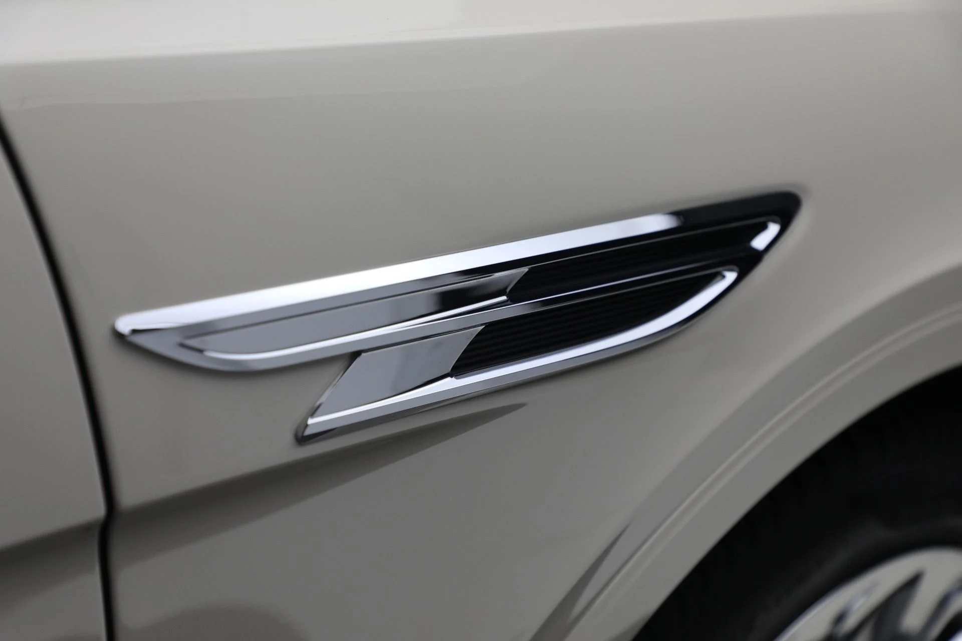 mph013_304777144_New_2025_Bentley_Bentayga_Azure_V8_7fd0043eef