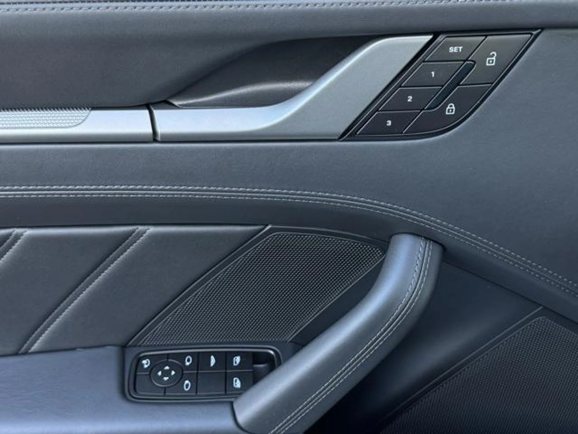 mph013_3061927185_S_Bc_JBSY_Tqzi_J5g6r61v_OX_Mg_Uq_RQ_3355d6ff4b