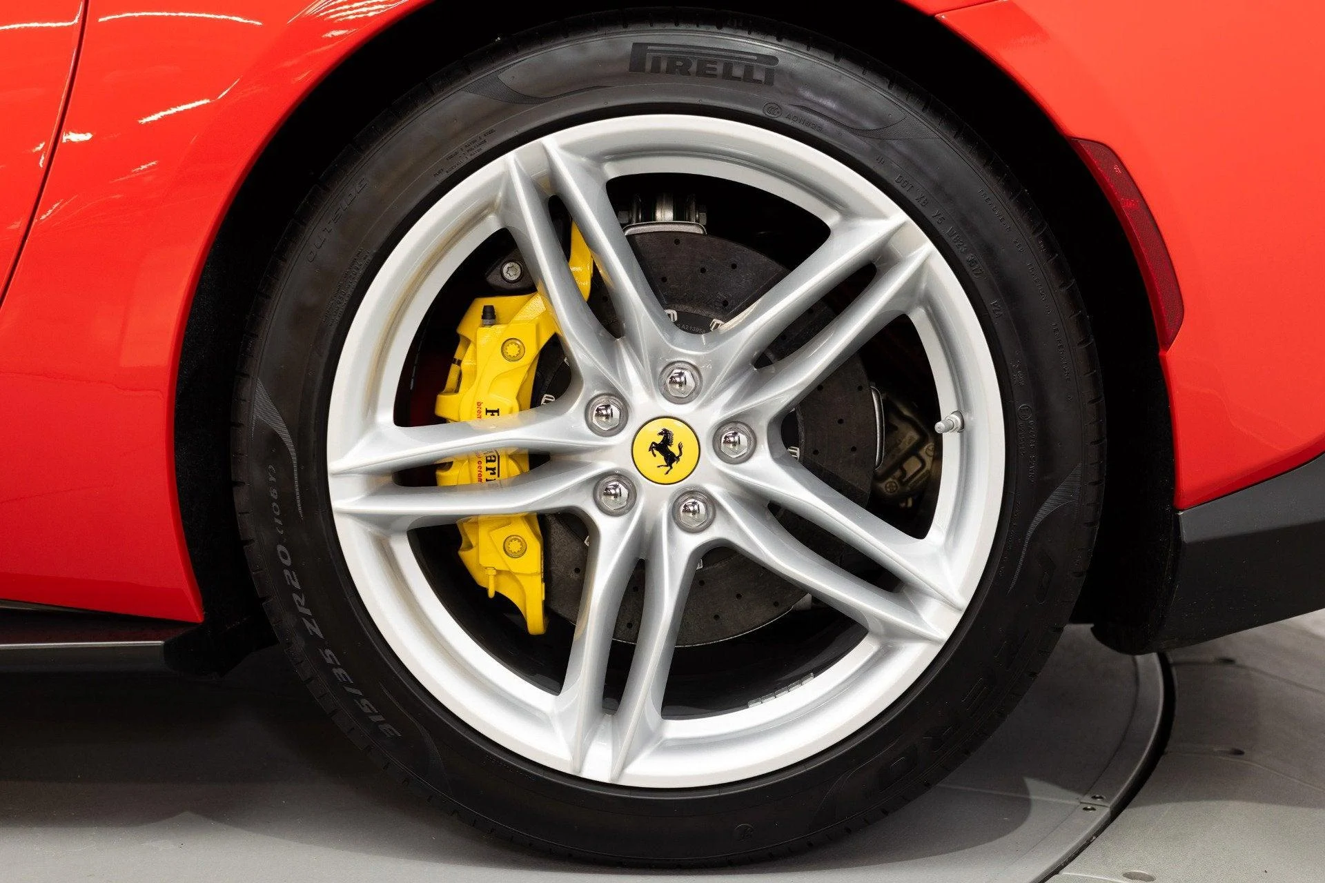 mph013_3062949802_Used_2018_Ferrari_812_Superfast_1777368495_21b7acb926