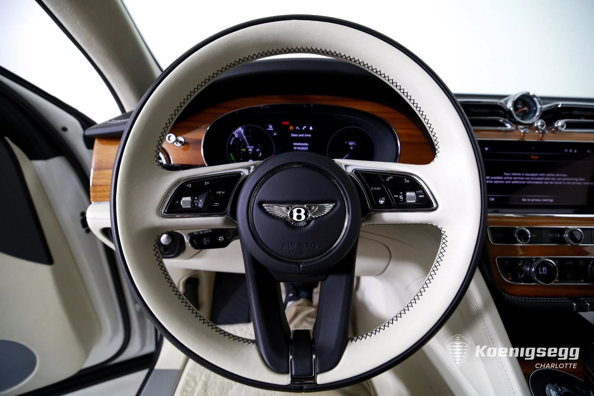 mph013_3063308979_Used_2023_Bentley_Bentayga_Hybrid_1760985662_e906518569