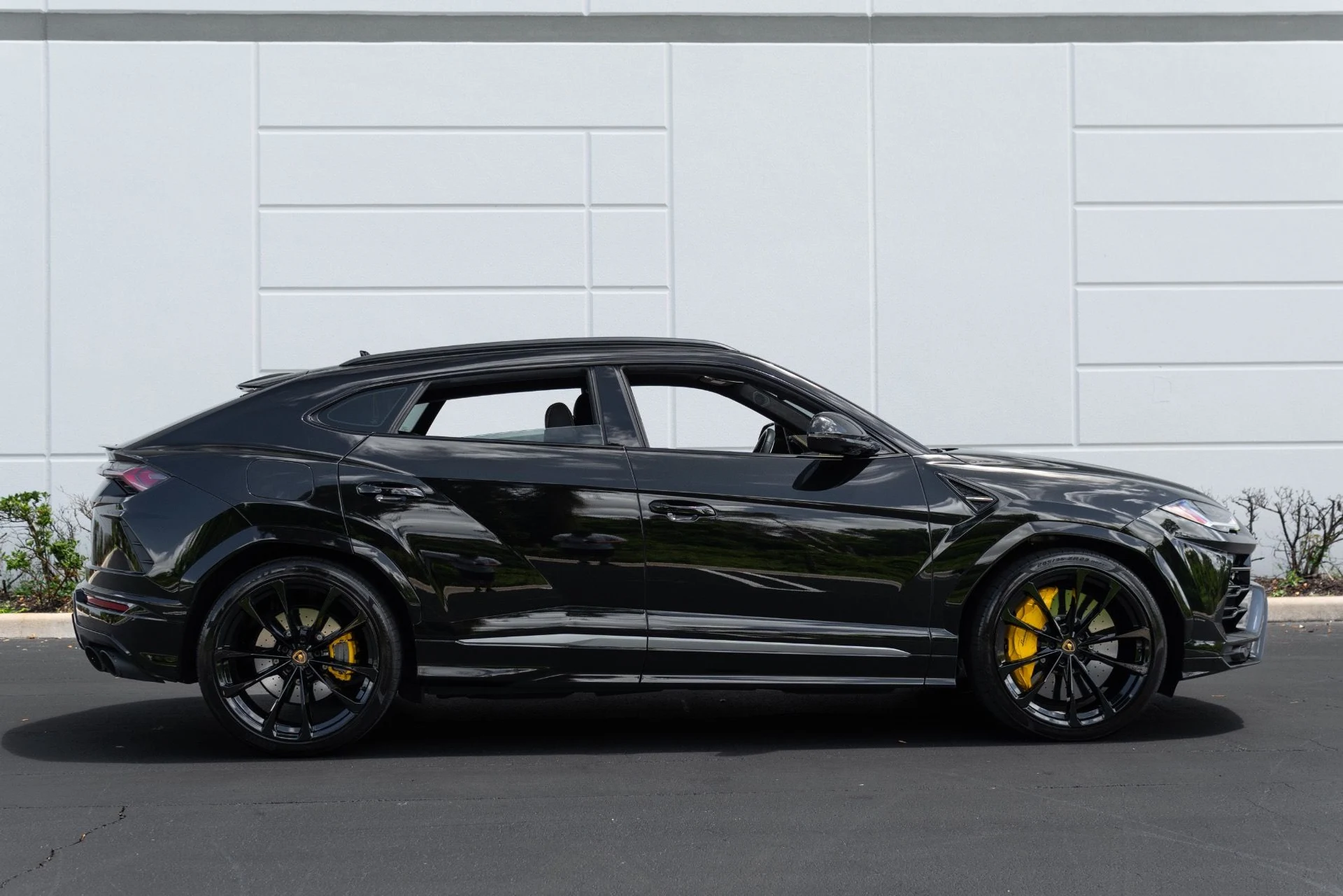 mph013_3069710552_Used_2022_Lamborghini_Urus_1776127481_e69f521fa3