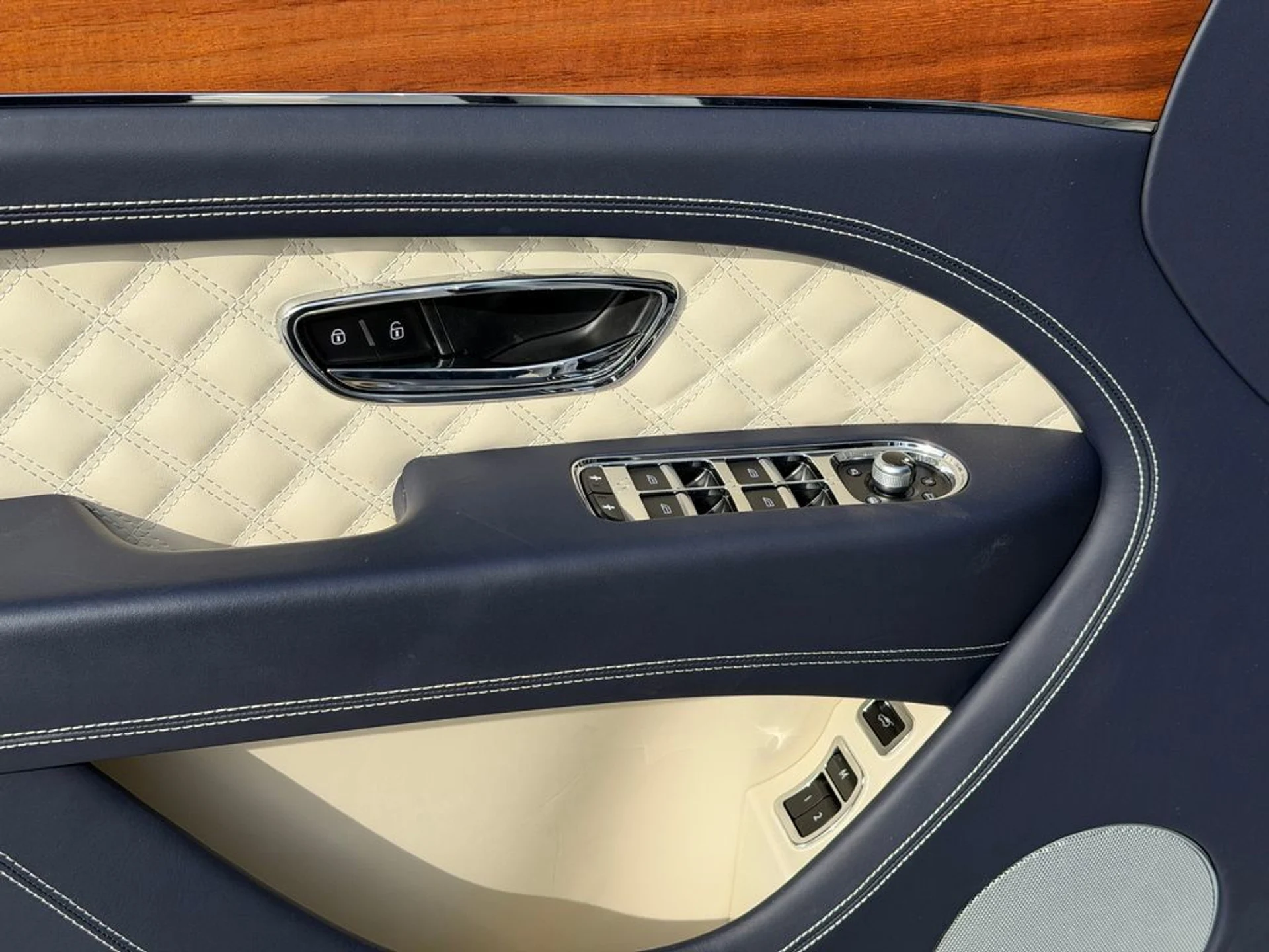 mph013_3070776996_c557e6343f3c43ff95f17a1e6a1e2f8c_37cbf2d50f