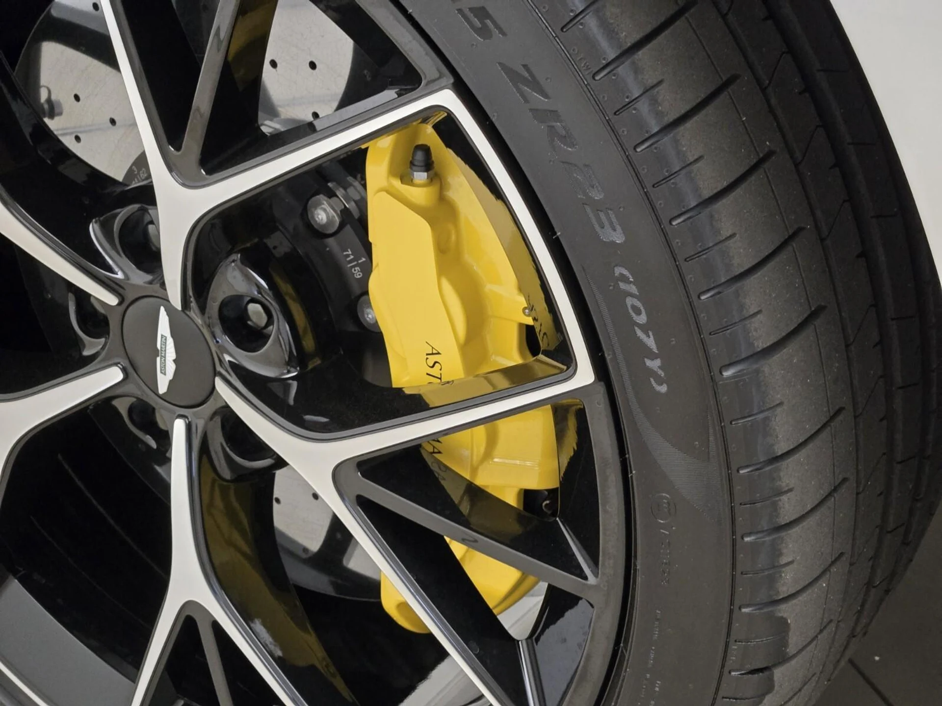 mph013_3071298240_New_2026_Aston_Martin_DBX_S_1783747084_fdac40bf0b