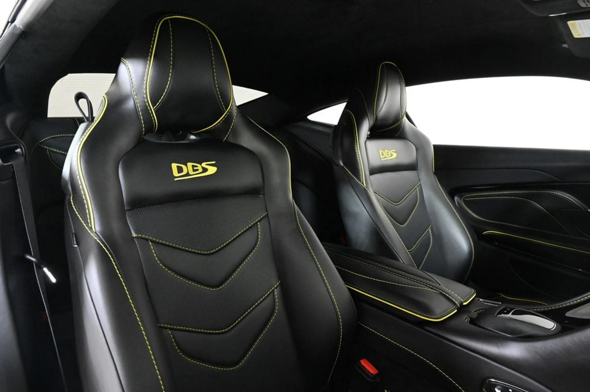 mph013_3092721218_used_2021_aston_martin_dbs_superleggera_11350_22941074_13_1024_d47a345ea8