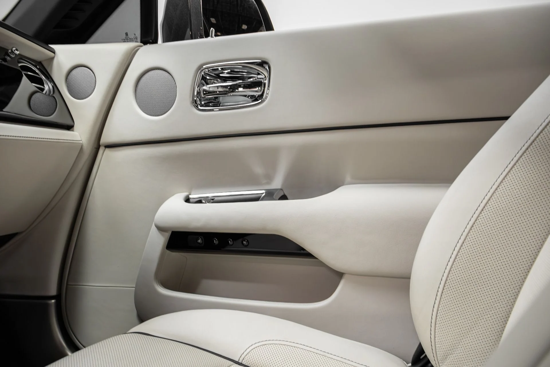 mph013_3098637643_Used_2016_Rolls_Royce_Wraith_1765322495_76e431d510