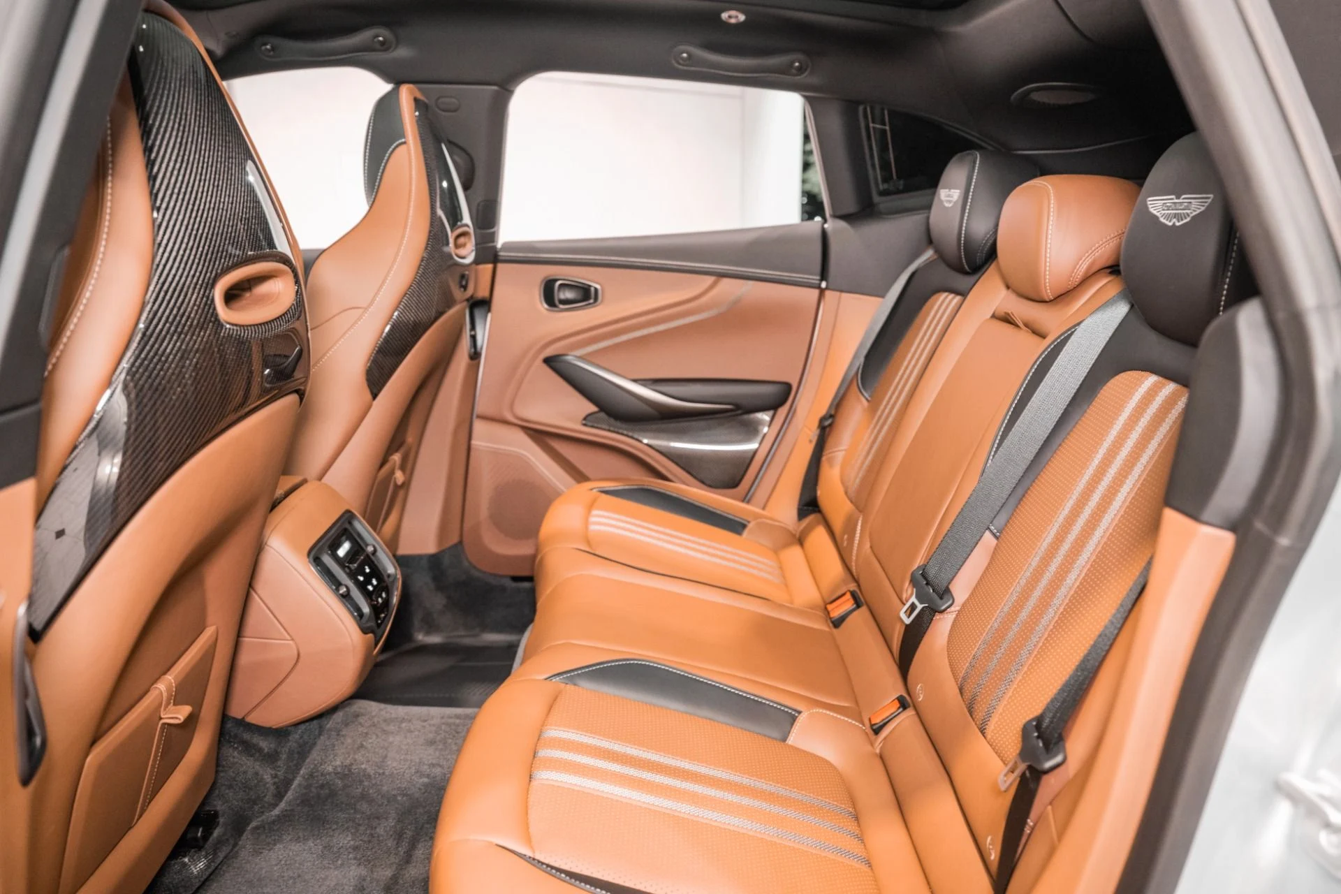 mph013_3116019938_New_2026_Aston_Martin_DBX_707_1780937763_55b99c0da3