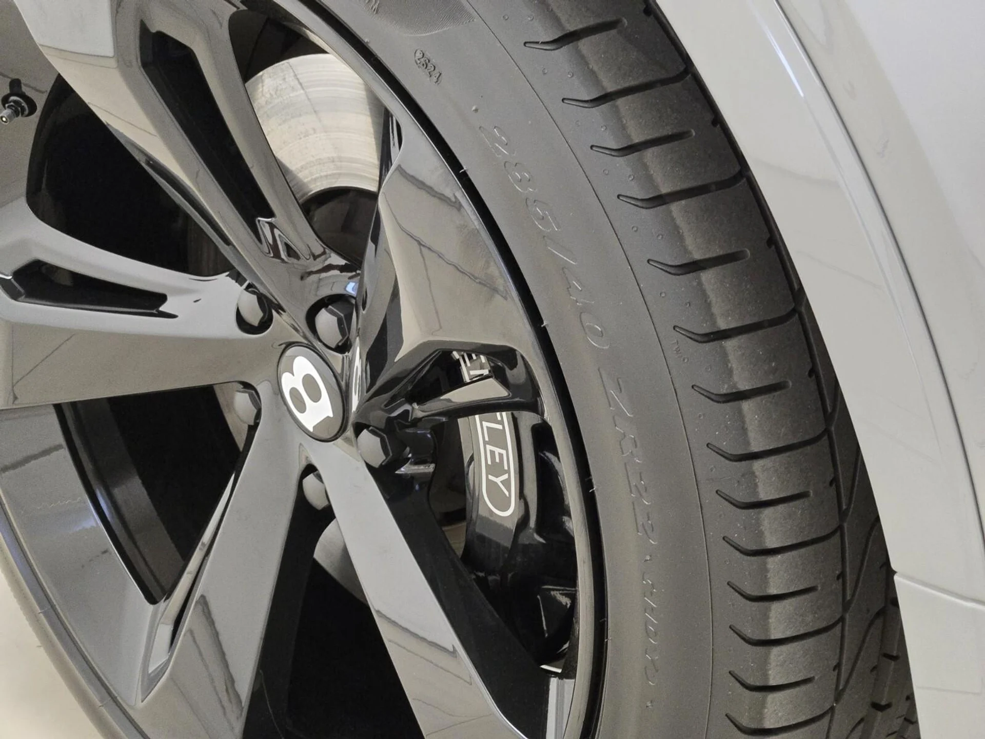 mph013_3117226955_Used_2025_Bentley_Bentayga_V8_1755588410_65980ac080