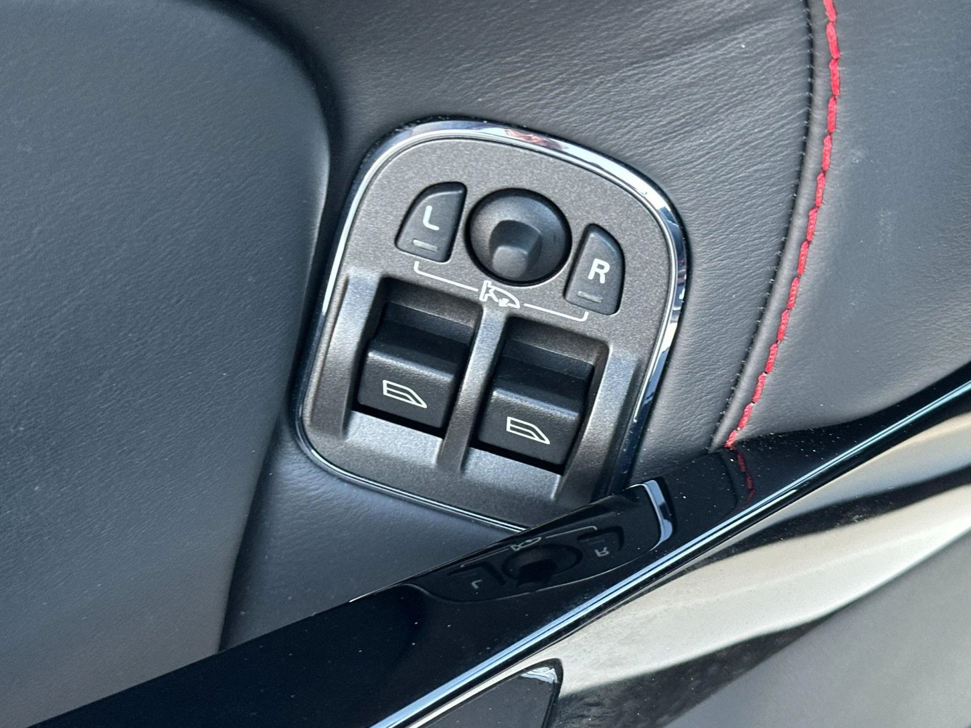 mph013_3132229174_Used_2017_Aston_Martin_V12_Vantage_S_1763219348_e90dab8d70