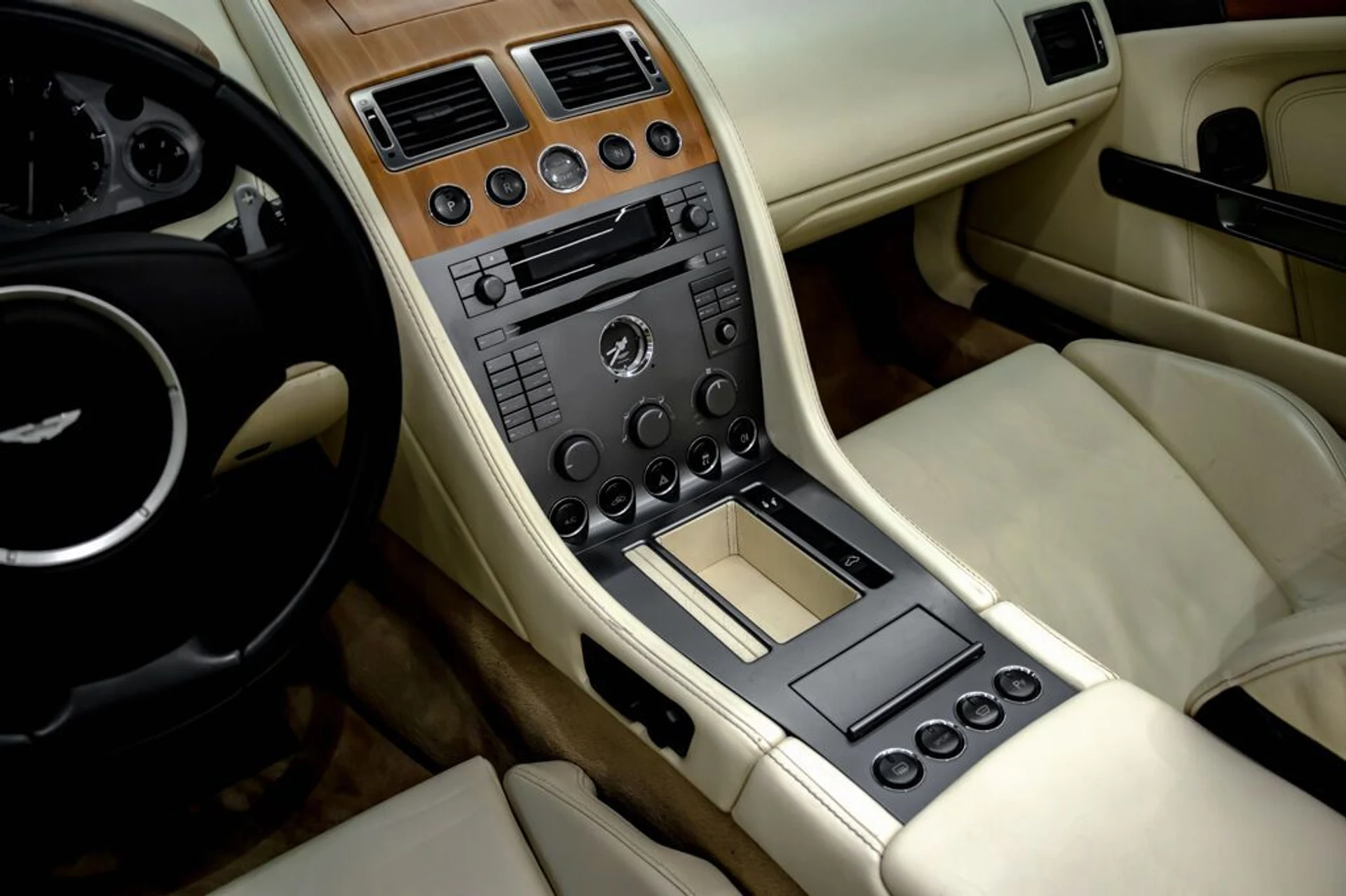 mph013_3140150509_aston_martin_db9_2005_jpg_v_1754355020_5a178b17bb