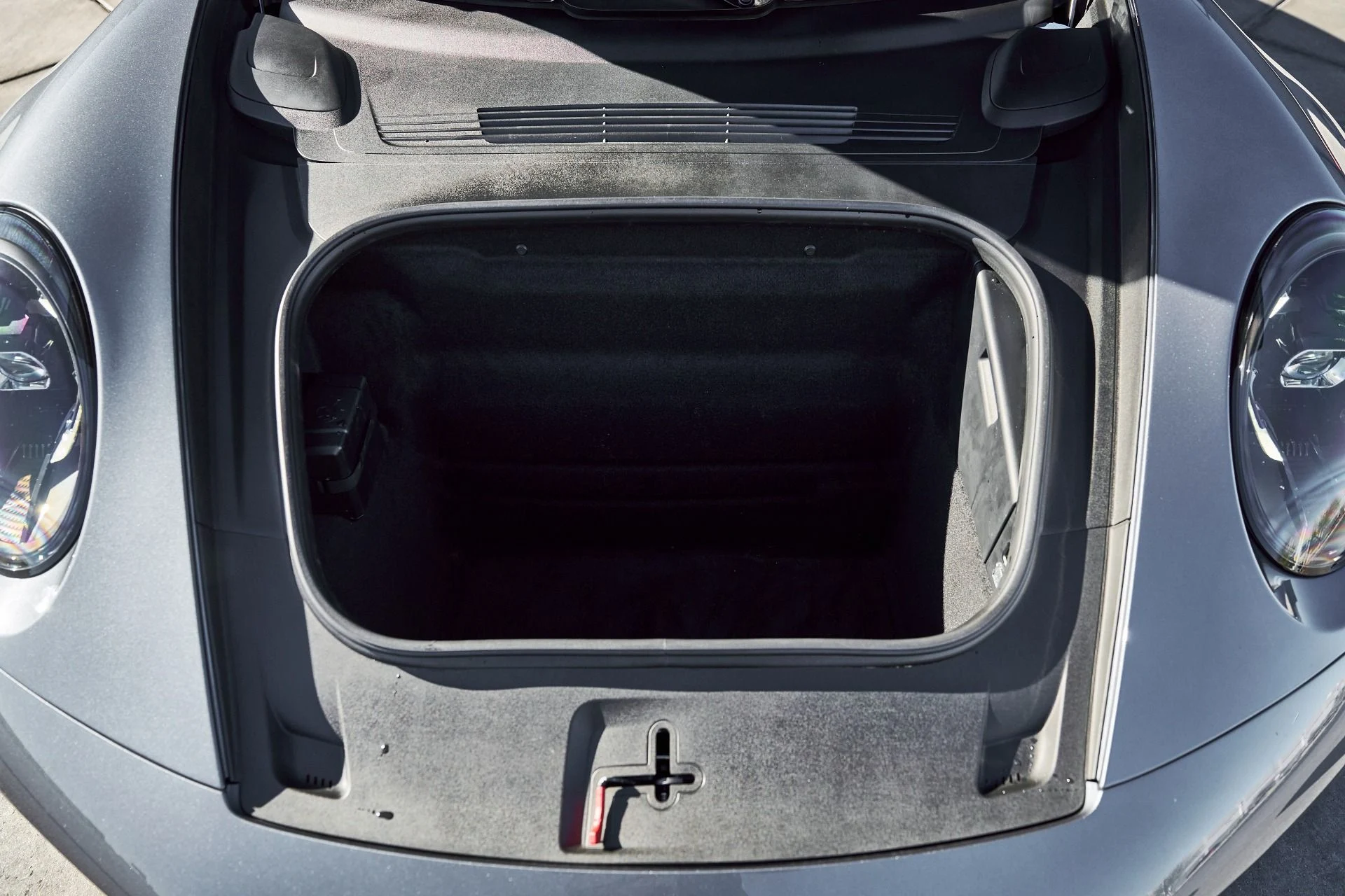 mph013_3144168656_Used_2025_Porsche_911_Carrera_1768012314_2af86064ae