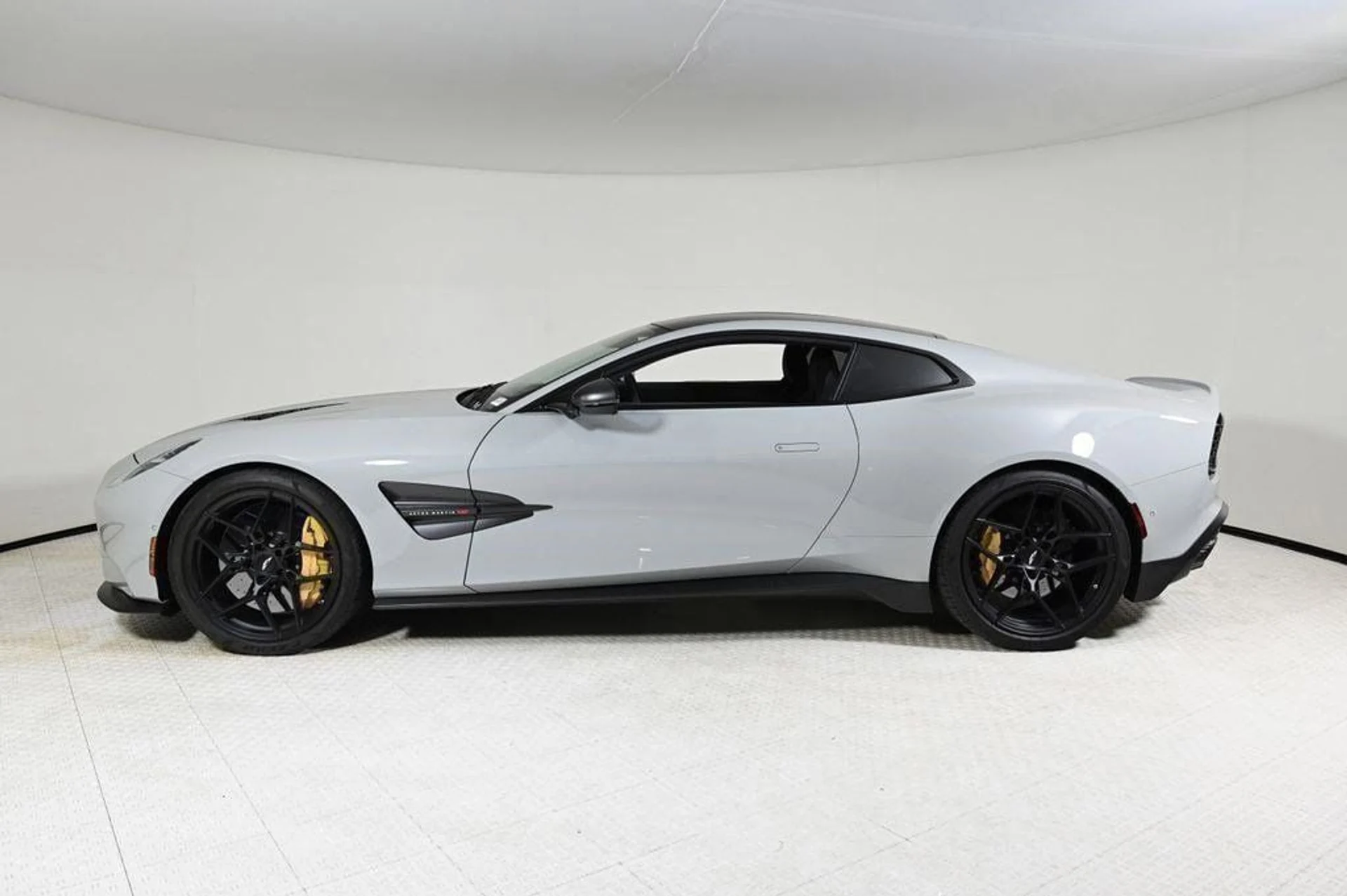 mph013_3148236549_used_2025_aston_martin_vanquish_coupe_11350_22829268_13_1024_44f24a9289