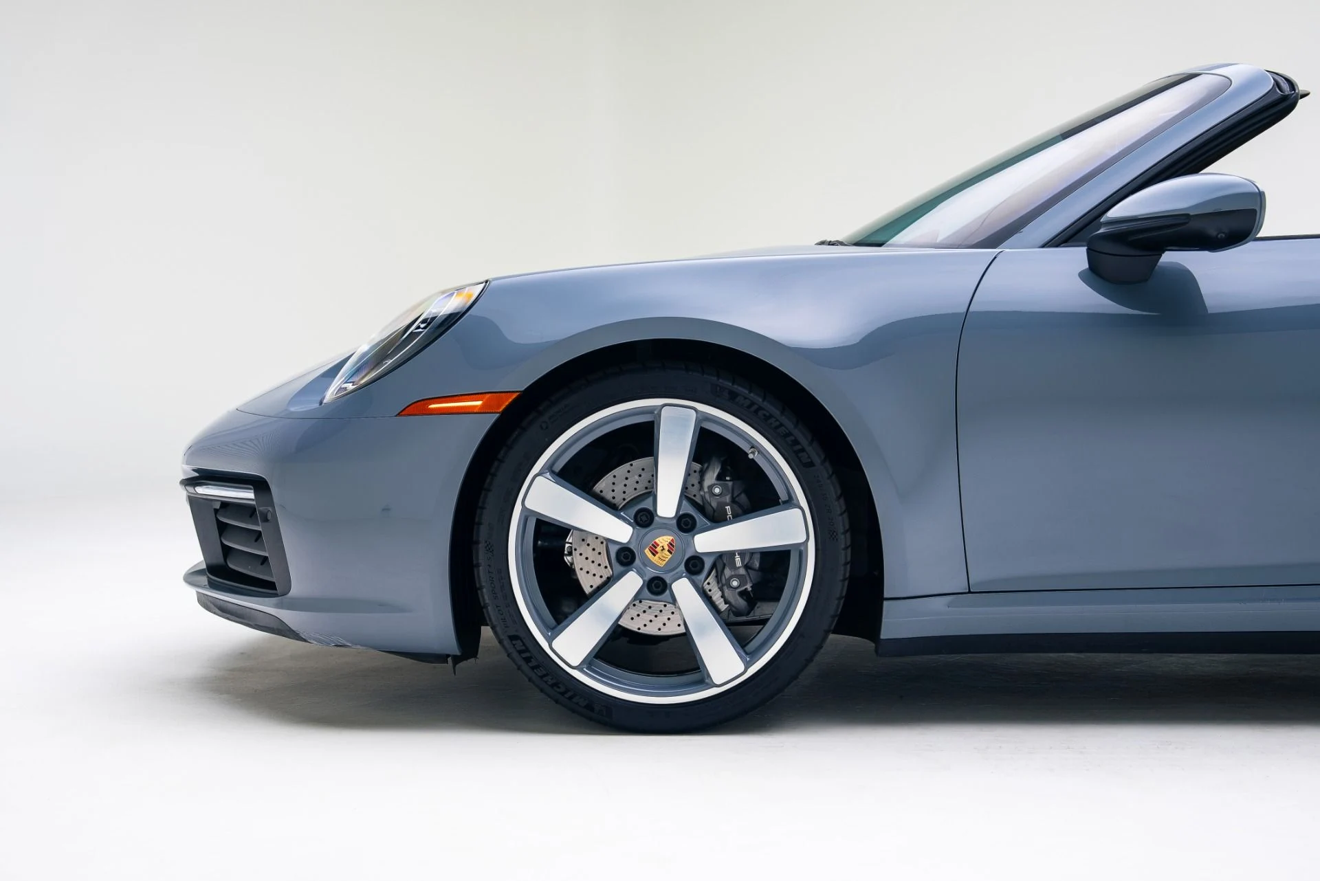 mph013_3149869406_Used_2024_Porsche_911_Carrera_1765496853_fbad58b135