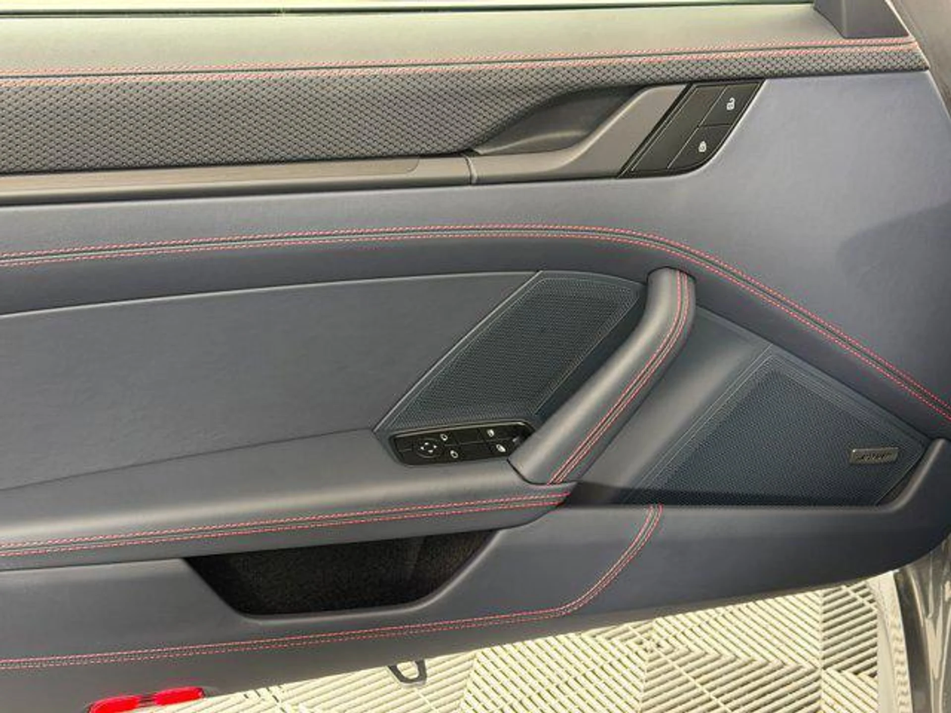 mph013_3160198257_O_Xq3_MZ_1_Yc34_Emols_BV_6_AI_Vge_OXQ_b182b029e0