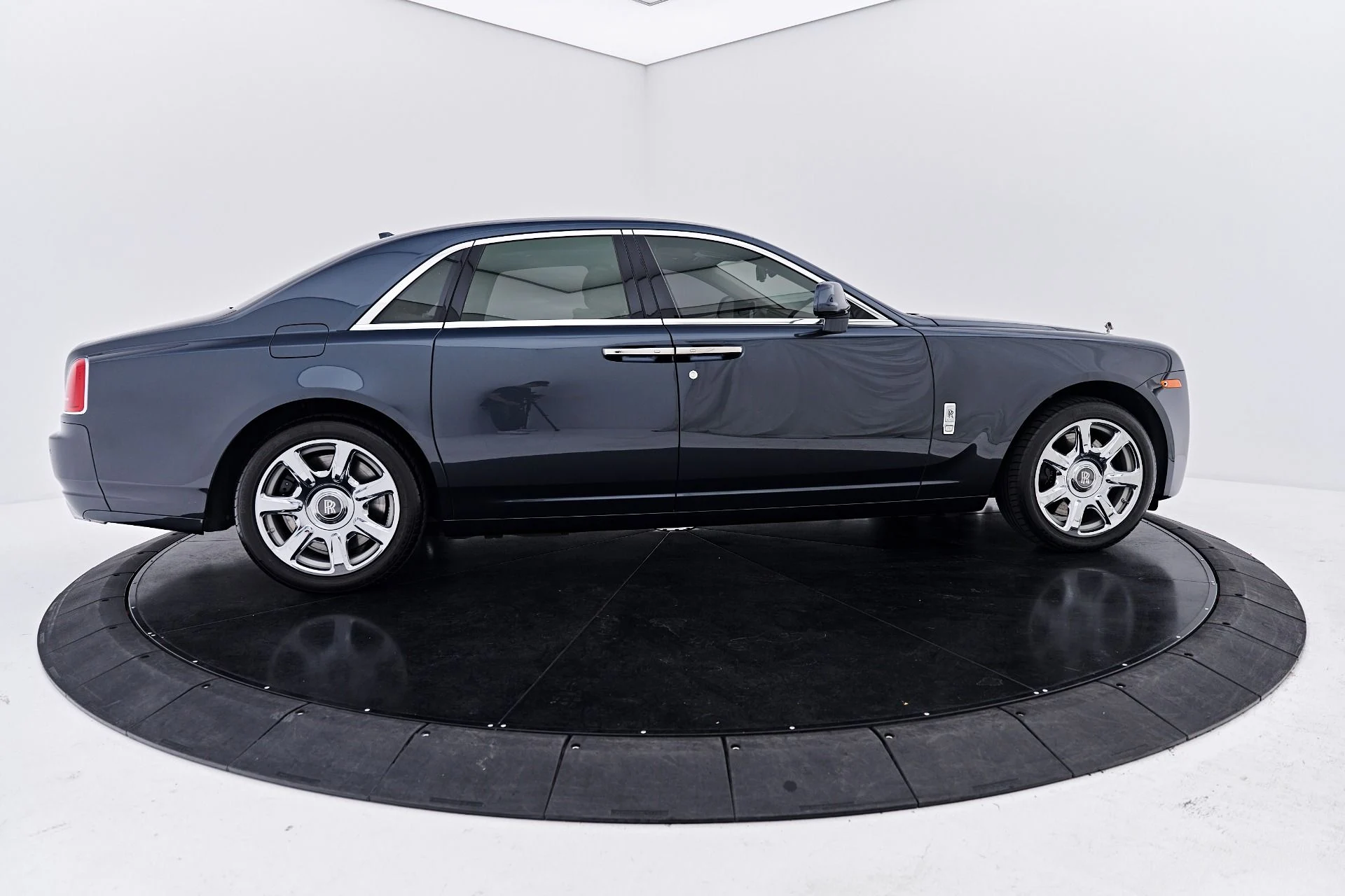 mph013_3184753753_Used_2016_Rolls_Royce_Ghost_Base_1791332945_2a3951ba9b