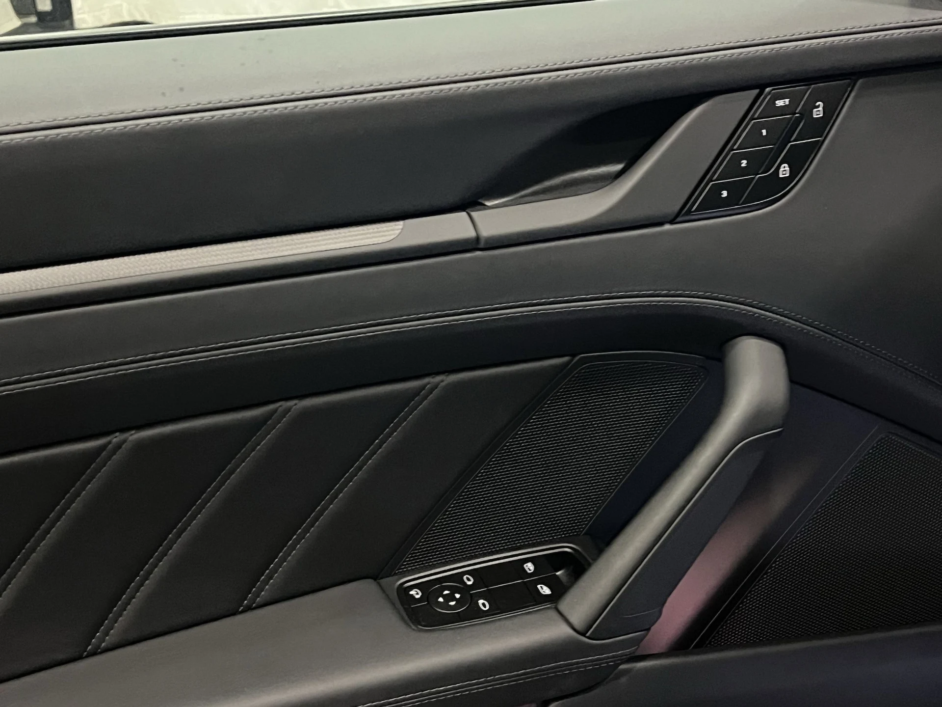 mph013_3205448515_8f16293159472c2dae95066c54db33dbx_54607117fb