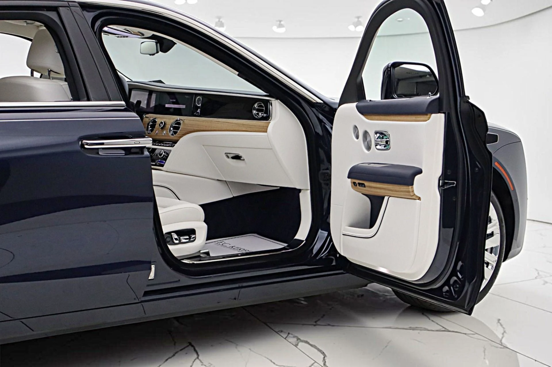 mph013_3205464272_New_2025_Rolls_Royce_Ghost_LEASE_OPTIONS_AVAILABLE_4ce9ac254e