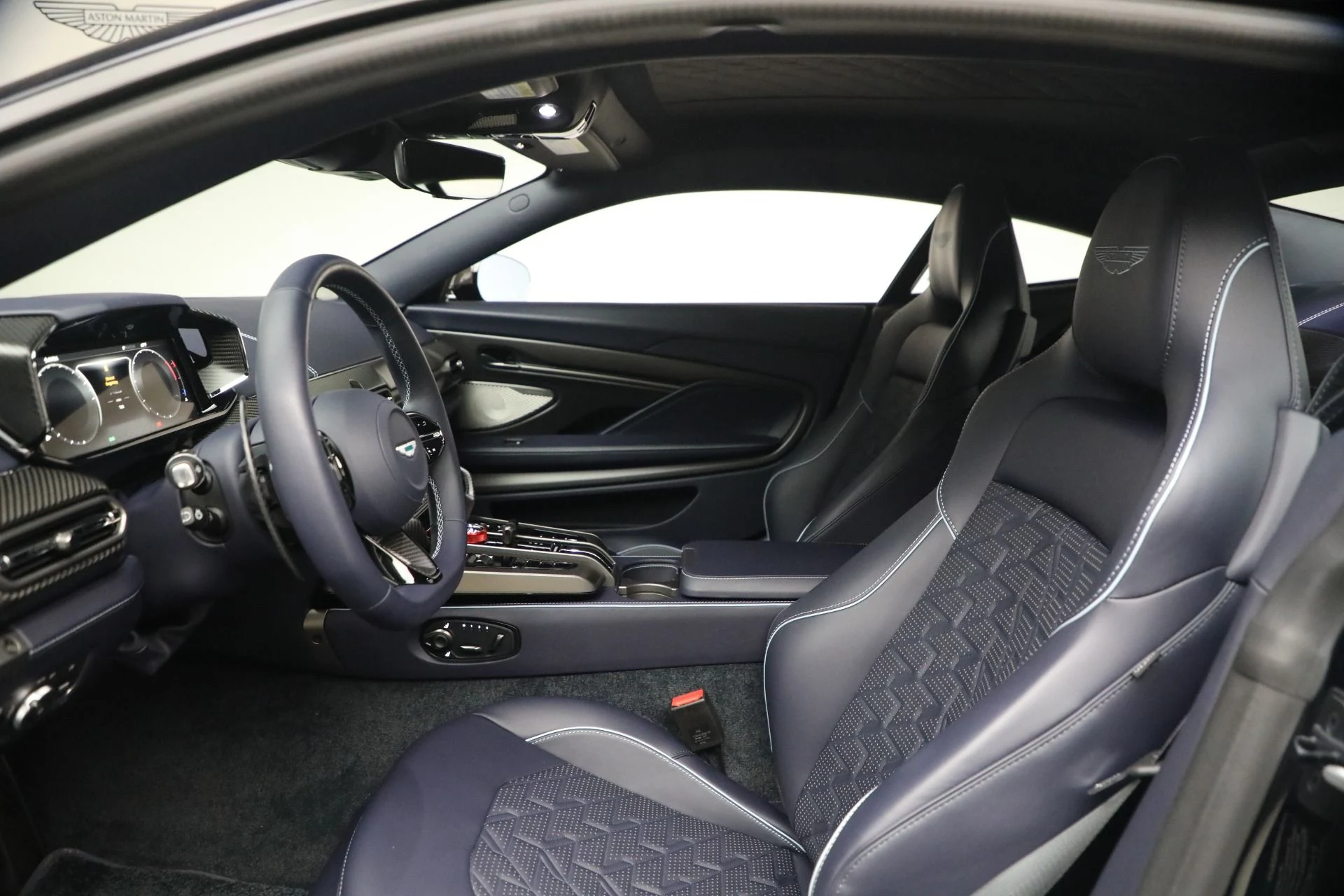mph013_3212897999_Used_2025_Aston_Martin_Vanquish_1771024271_09860ddf34
