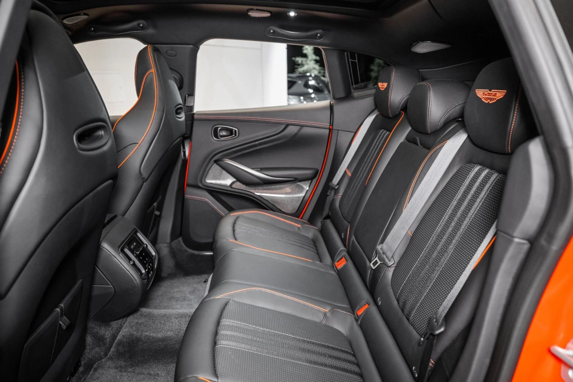 mph013_3215408093_Used_2025_Aston_Martin_DBX_707_1748959342_4625e0662a