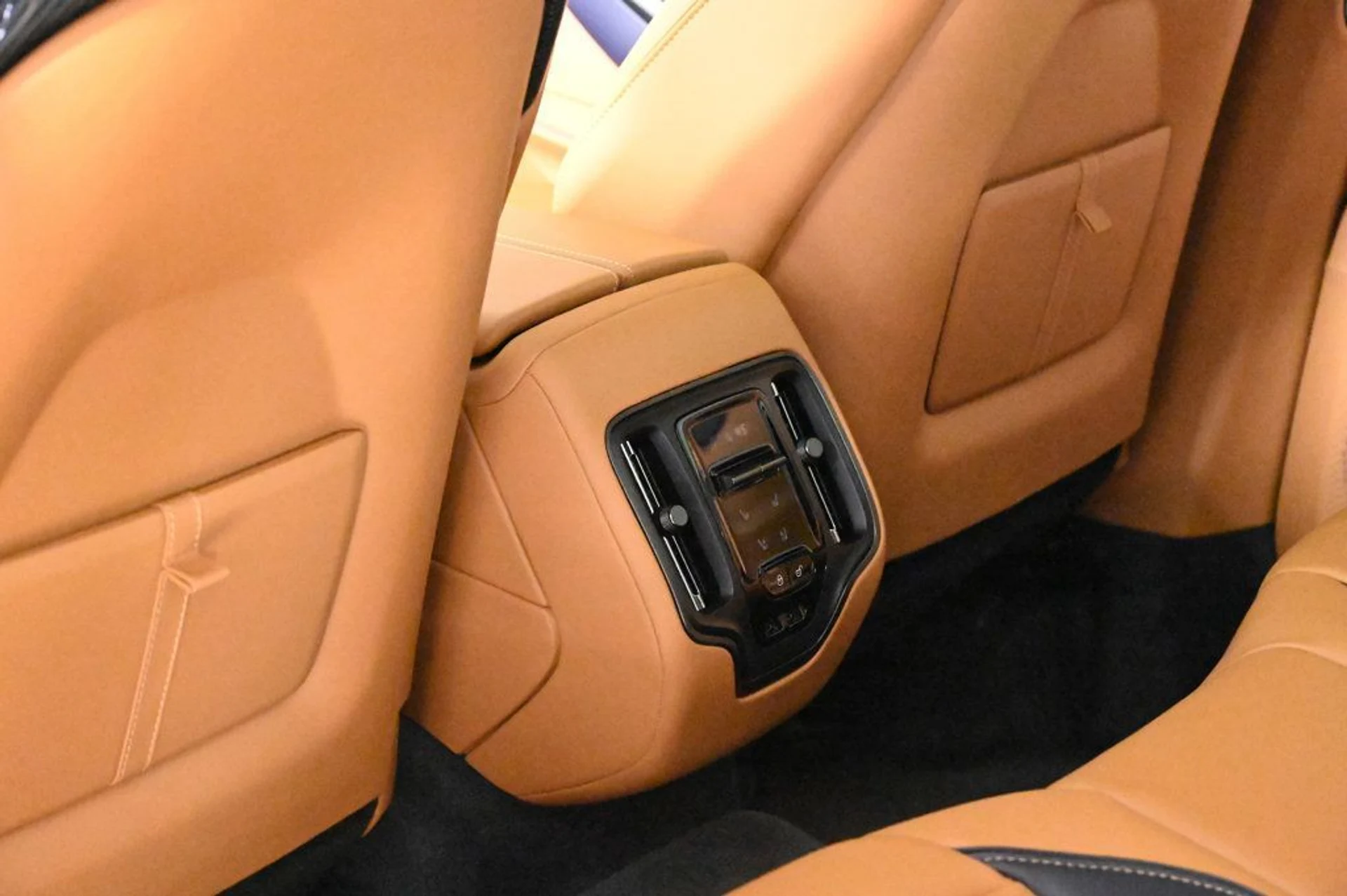 mph013_3217721242_new_2026_aston_martin_dbx_707awd_11350_22970164_13_1024_7009210027