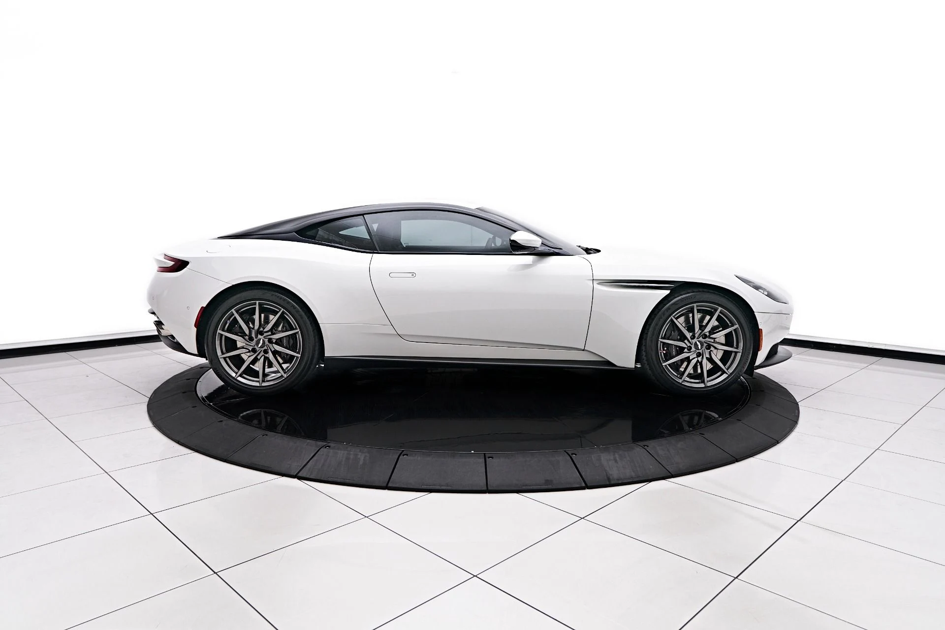 mph013_3222131046_Used_2019_Aston_Martin_DB_11_Base_1758851288_dd51158076
