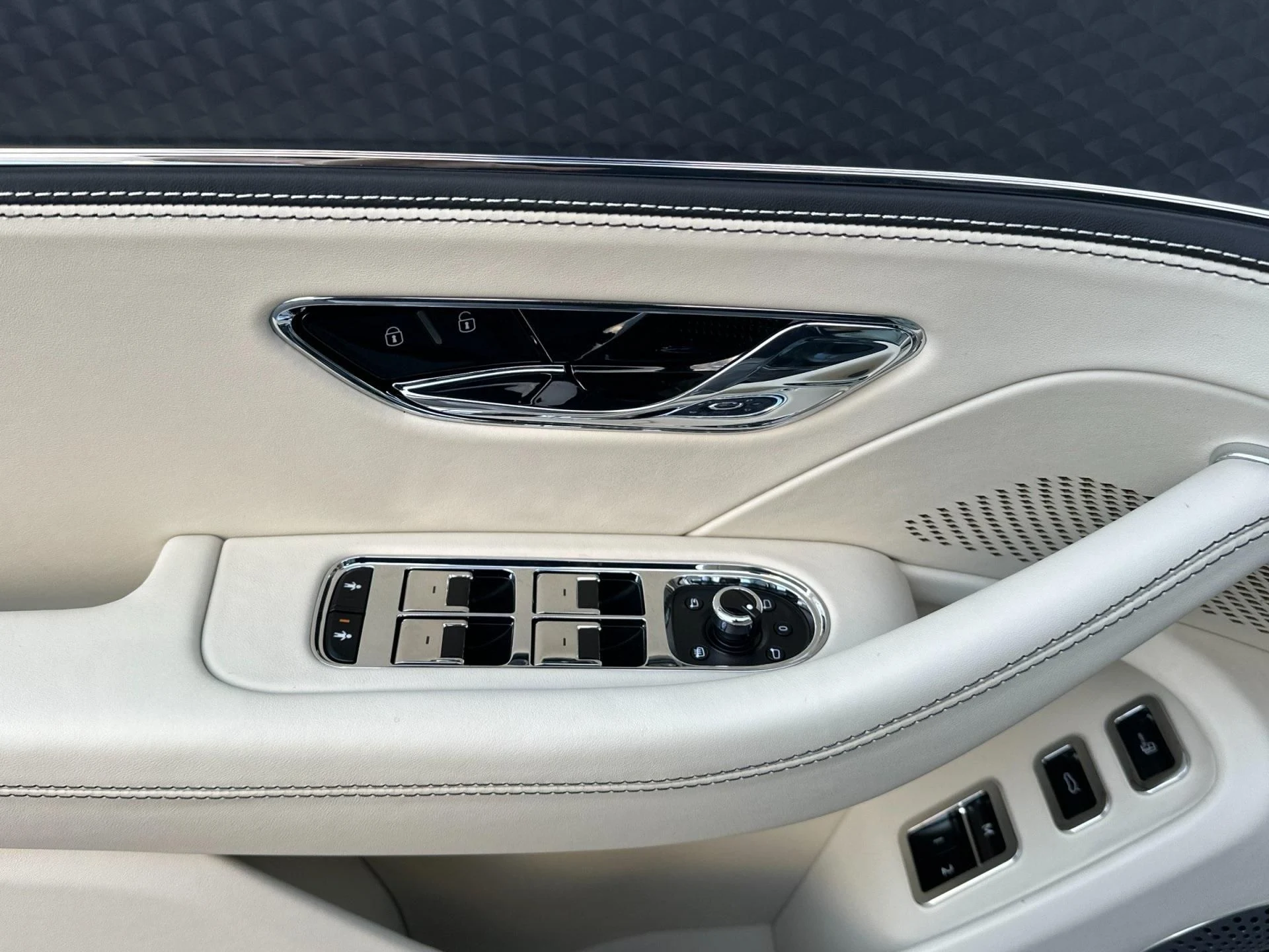 mph013_3229605170_New_2026_Bentley_Flying_Spur_1763565051_fdab5ed582