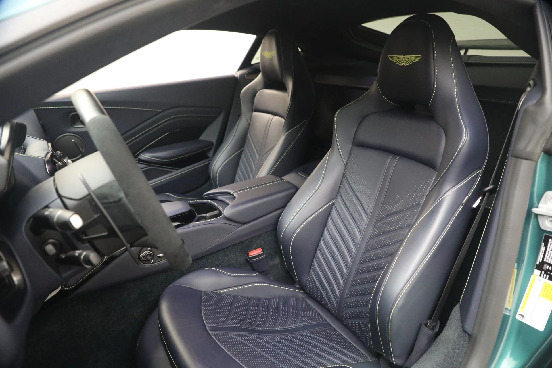 mph013_3231799158_Used_2023_Aston_Martin_Vantage_V12_1777723504_cf118d31e2