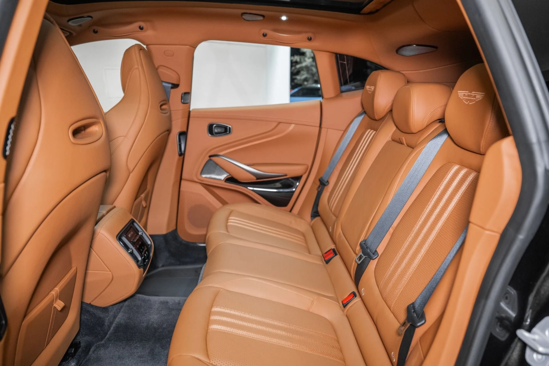 mph013_3245302860_New_2026_ASTON_MARTIN_DBX_707_1759283914_a979f005c8