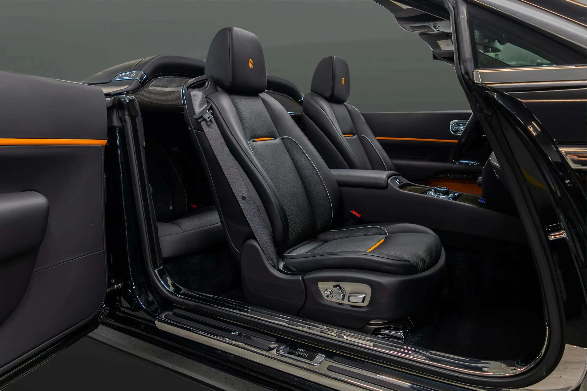 mph013_326253502_c79c5c64_4c5b_443c_860e_830fc285f9a9_201920_Rolls_Royce20_Black20_Badge20_Dawn2028_SCA_666_D55_KU_11584429_13_0a3e8792c0