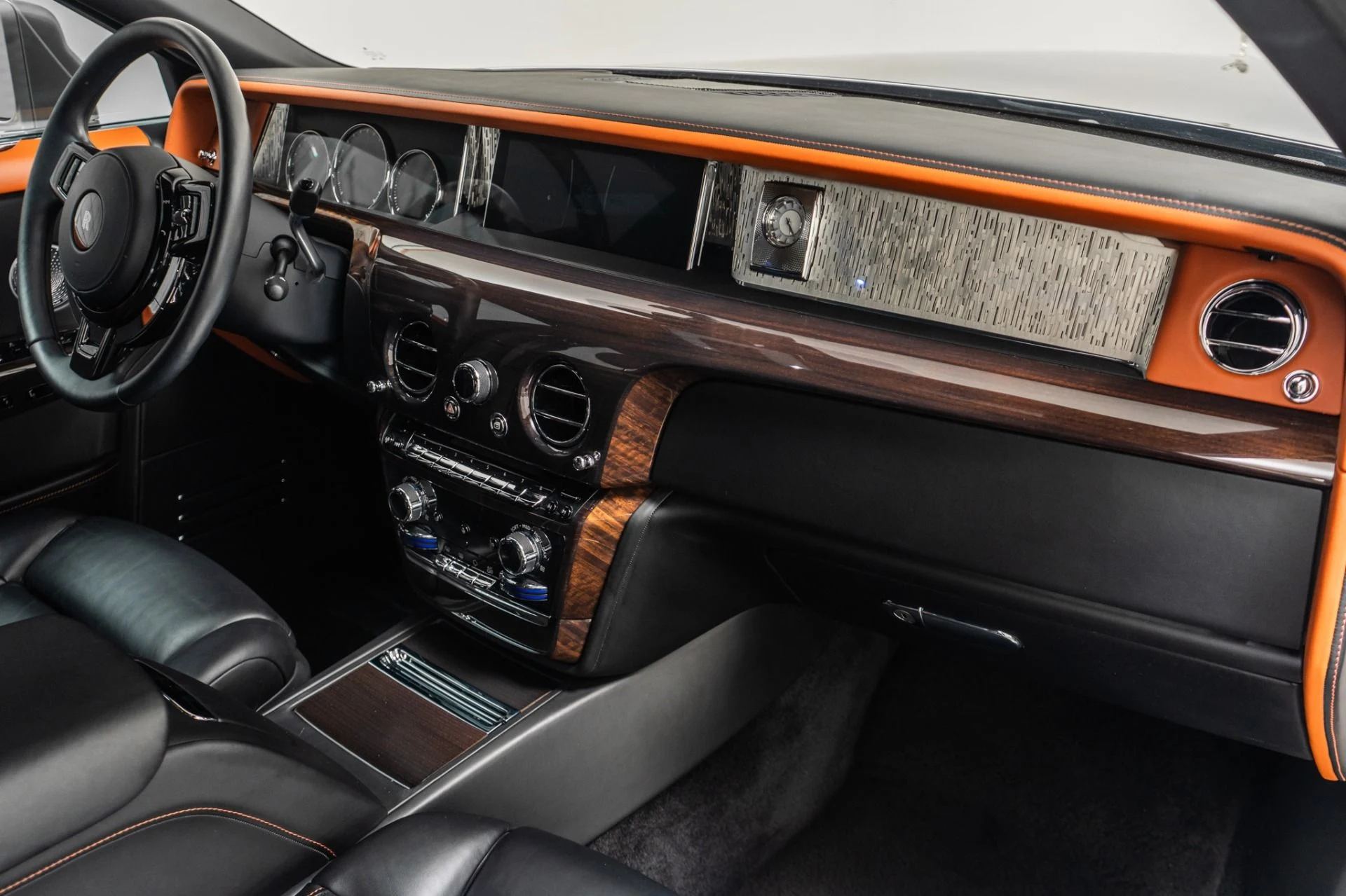 mph013_3272629504_Used_2019_Rolls_Royce_Phantom_The_Phantom_Package_Two_Tone_Paint_Bespoke_Audio_1785353671_00d2e38dbc
