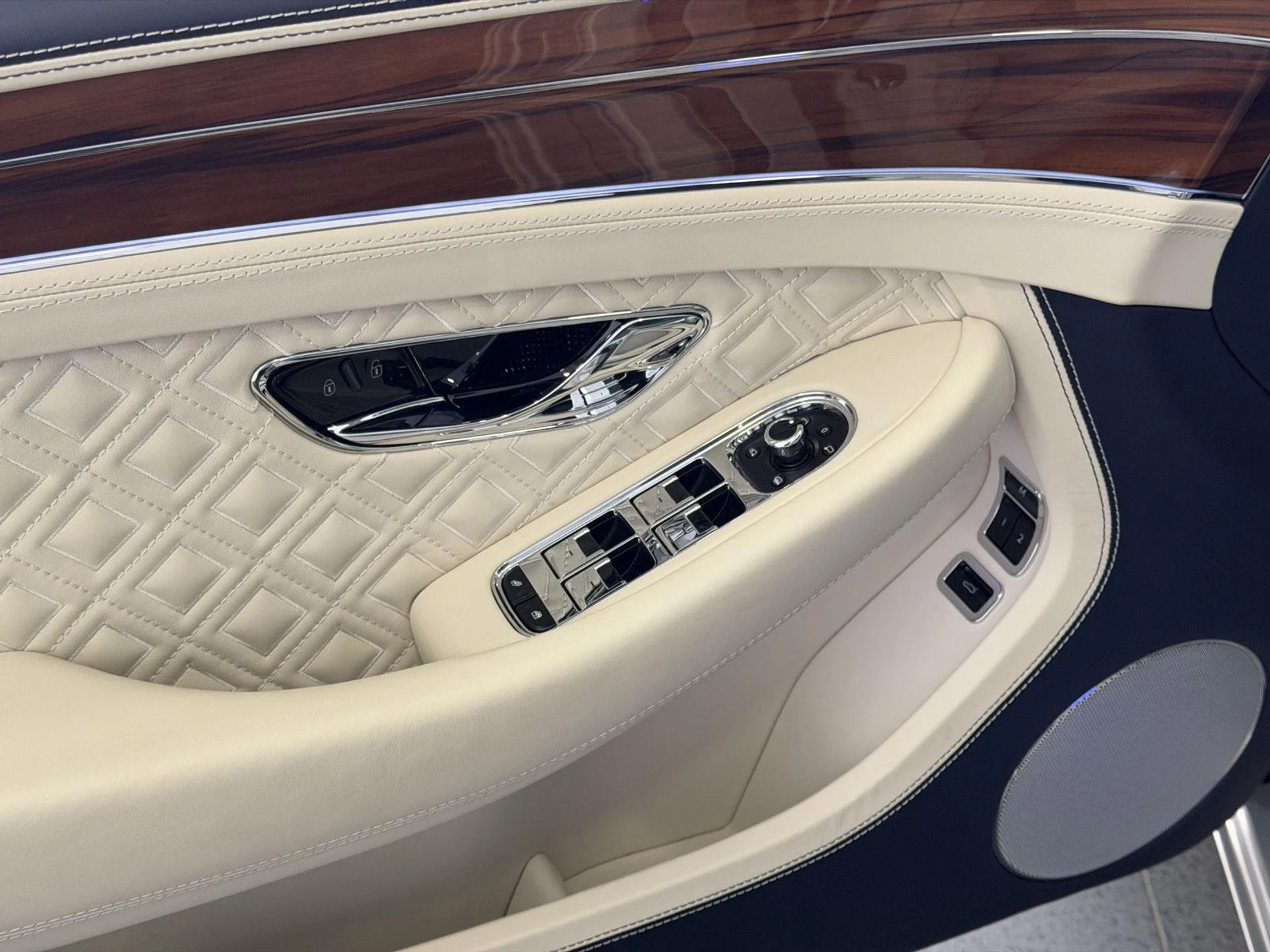 mph013_3273686113_e61e524a216adbe702db5c4aea8c8cf2x_ebed0e3603