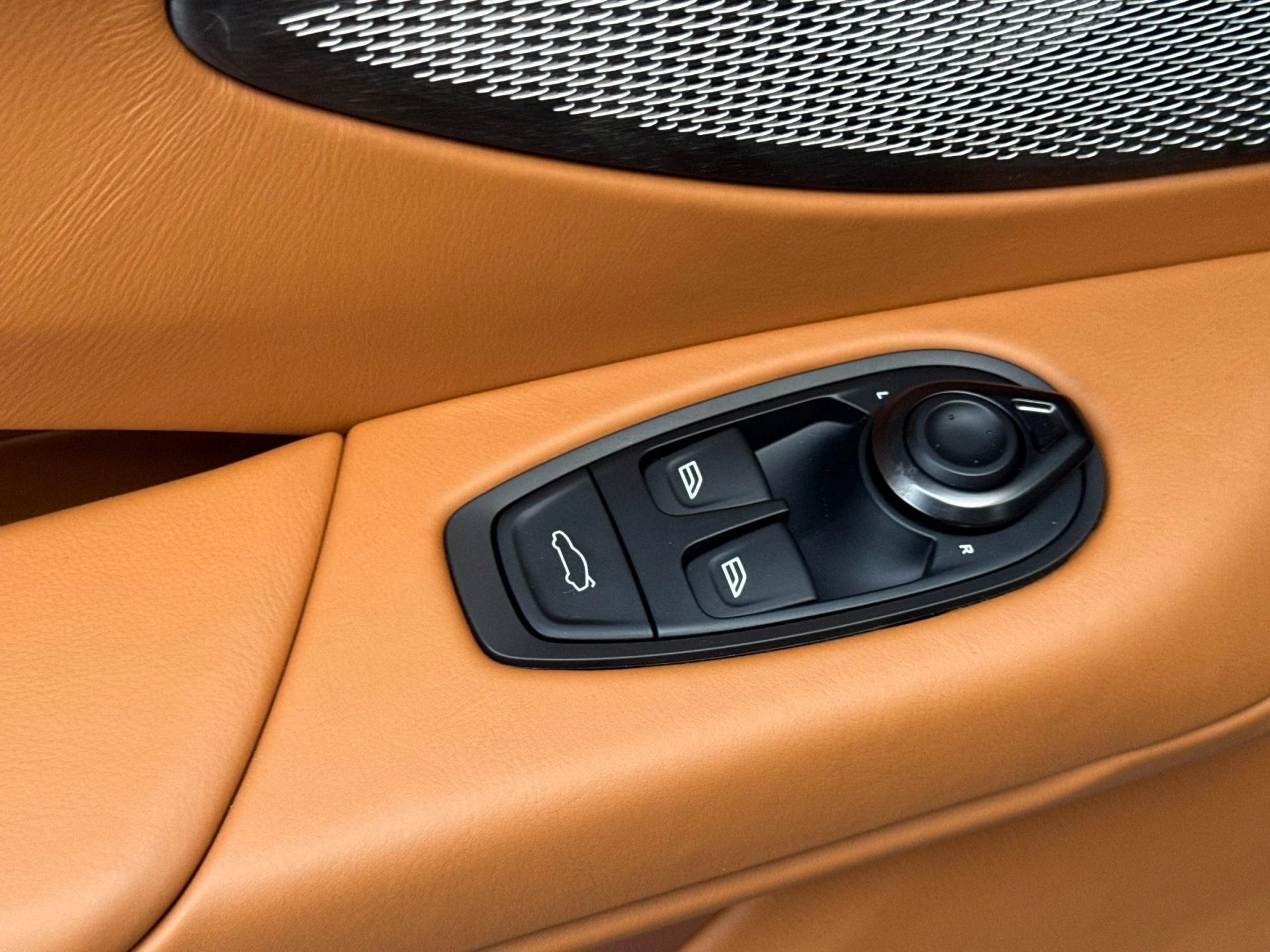 mph013_3277107440_New_2026_Aston_Martin_Vantage_Roadster_1767798657_4e1857f435