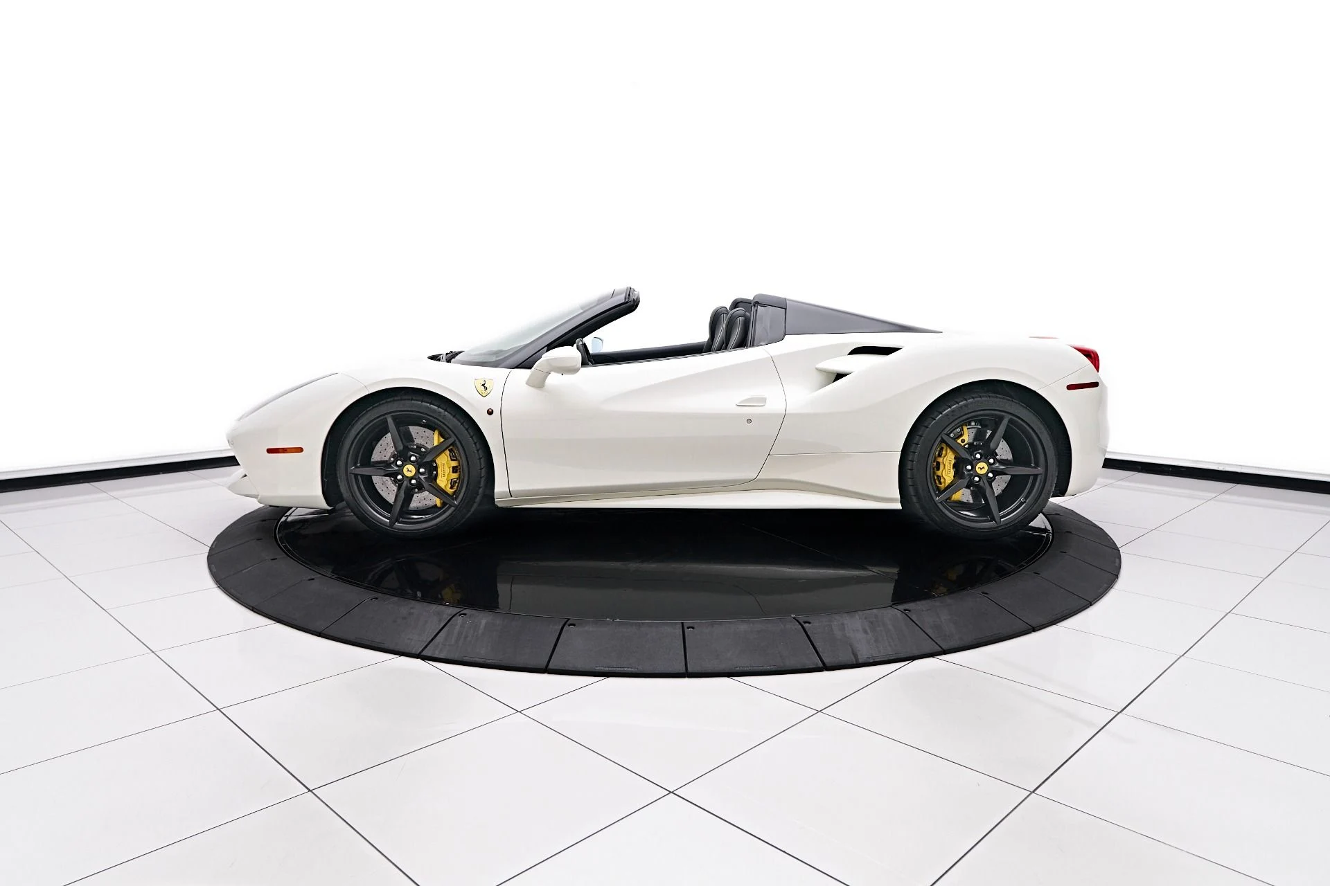 mph013_3281511345_Used_2019_Ferrari_488_Spider_Base_1748546084_da8994b3e9
